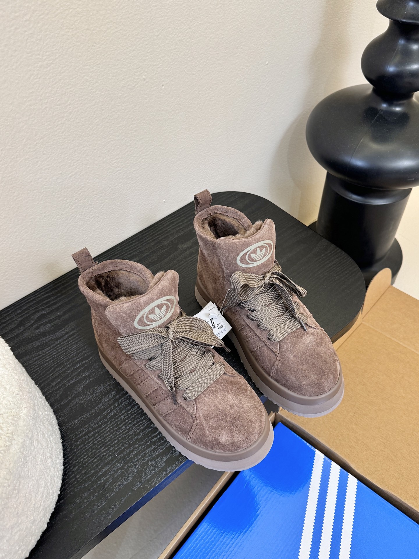 Adida*s 25ss 三叶草面包毛绒绒高帮鞋鞋面采用麂皮材质，质感细腻且耐磨；鞋内填充毛绒材质，保暖