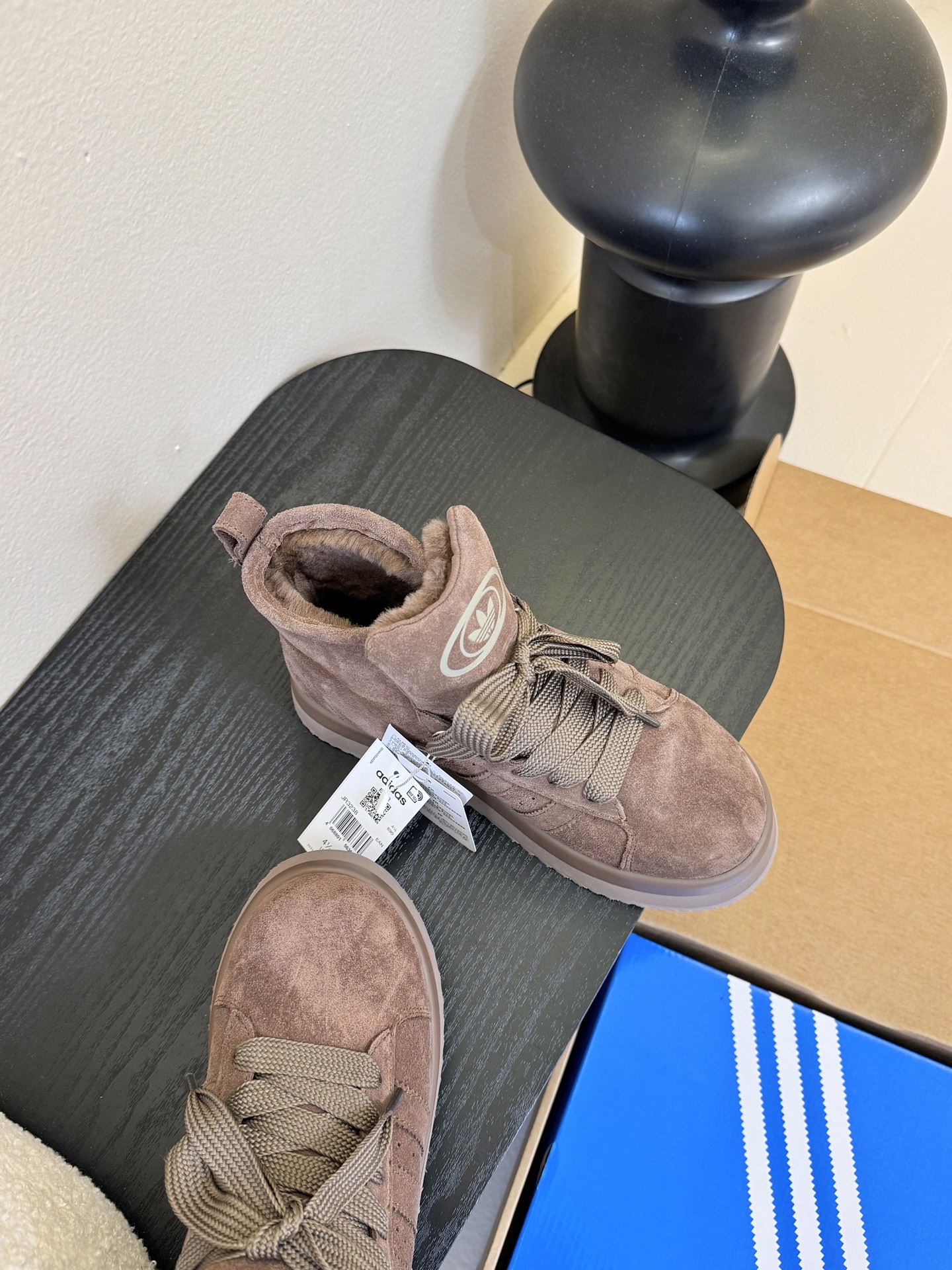 Adida*s 25ss 三叶草面包毛绒绒高帮鞋鞋面采用麂皮材质，质感细腻且耐磨；鞋内填充毛绒材质，保暖
