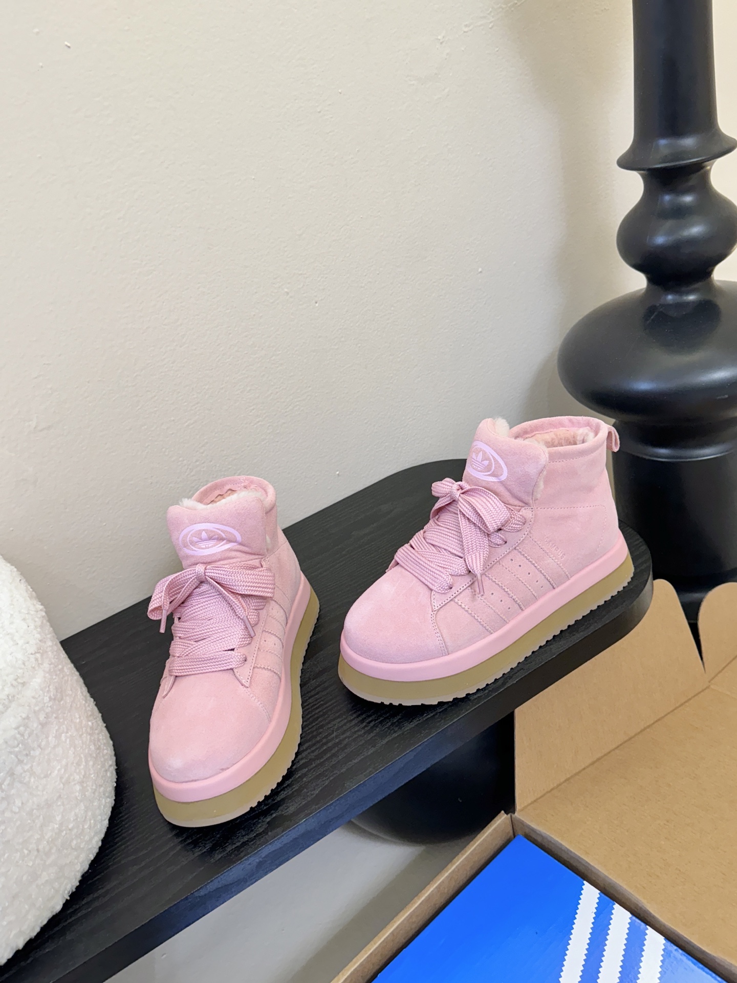 Adida*s 25ss 三叶草面包毛绒绒高帮鞋鞋面采用麂皮材质，质感细腻且耐磨；鞋内填充毛绒材质，保暖