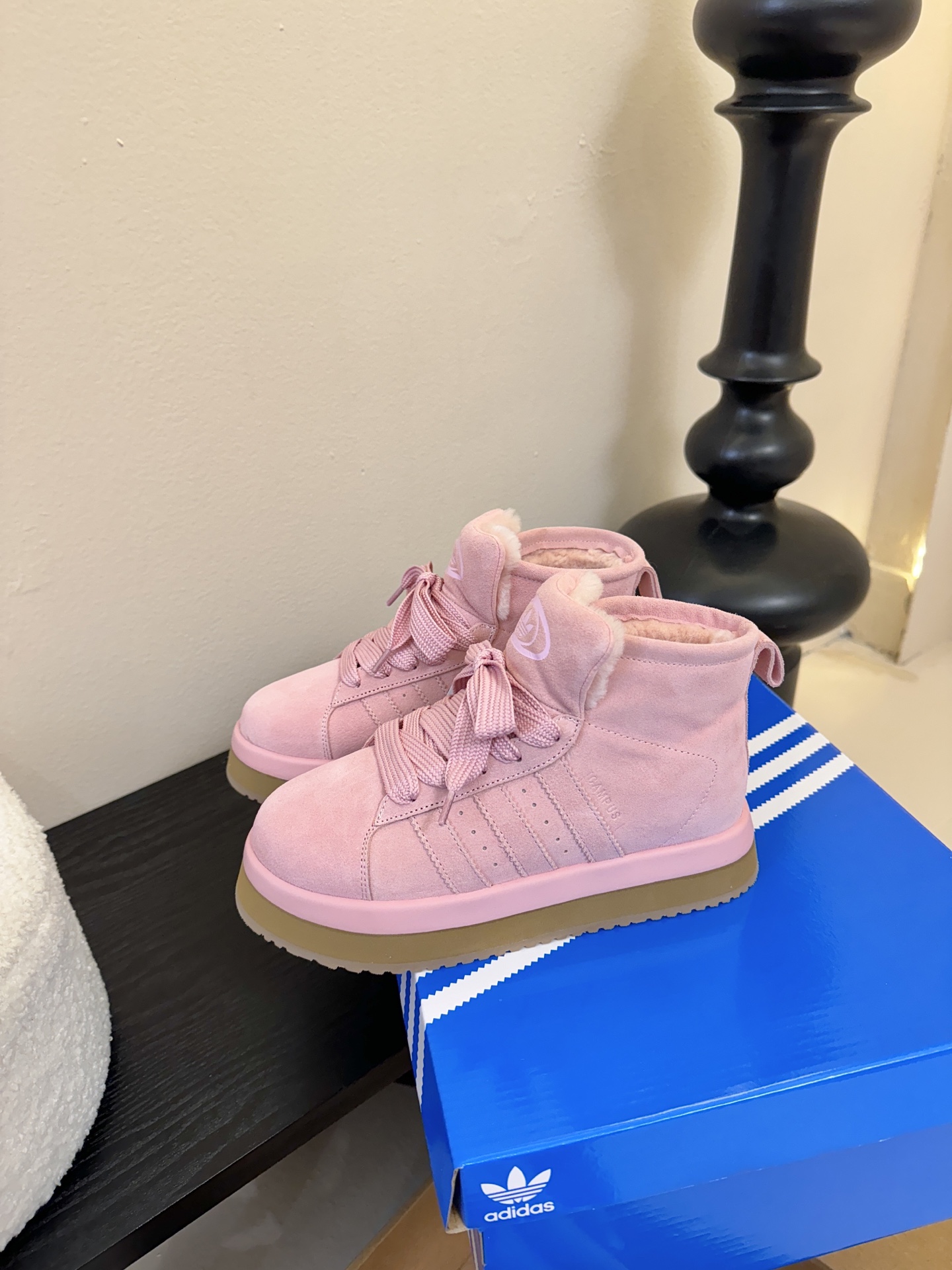 Adida*s 25ss 三叶草面包毛绒绒高帮鞋鞋面采用麂皮材质，质感细腻且耐磨；鞋内填充毛绒材质，保暖