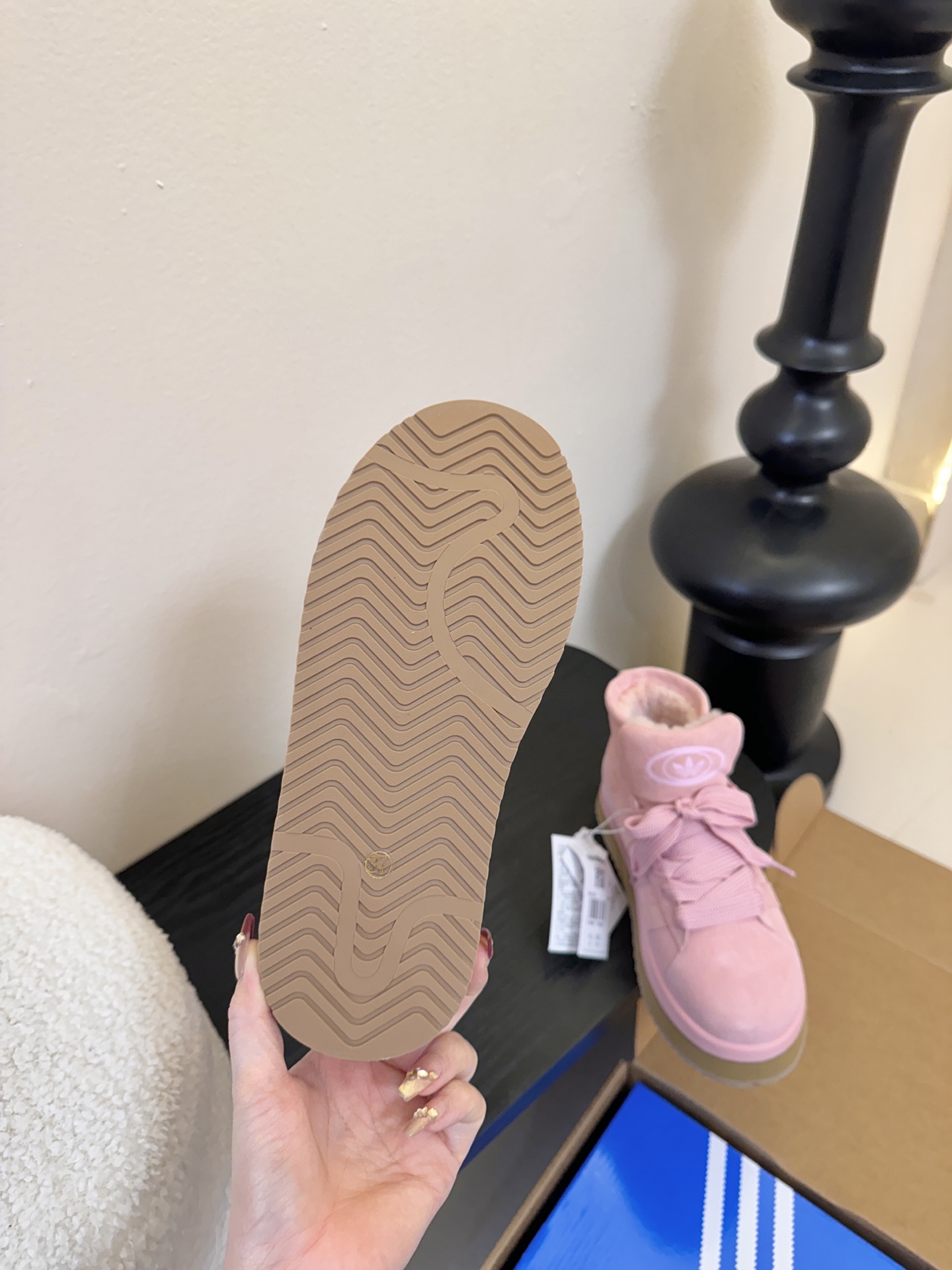 Adida*s 25ss 三叶草面包毛绒绒高帮鞋鞋面采用麂皮材质，质感细腻且耐磨；鞋内填充毛绒材质，保暖