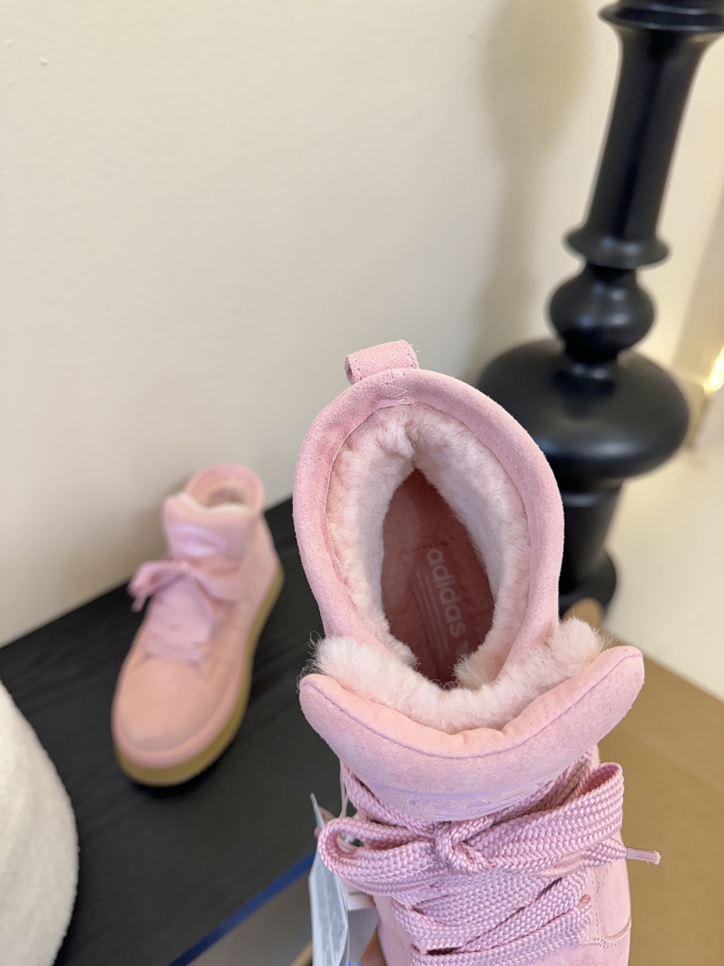 Adida*s 25ss 三叶草面包毛绒绒高帮鞋鞋面采用麂皮材质，质感细腻且耐磨；鞋内填充毛绒材质，保暖