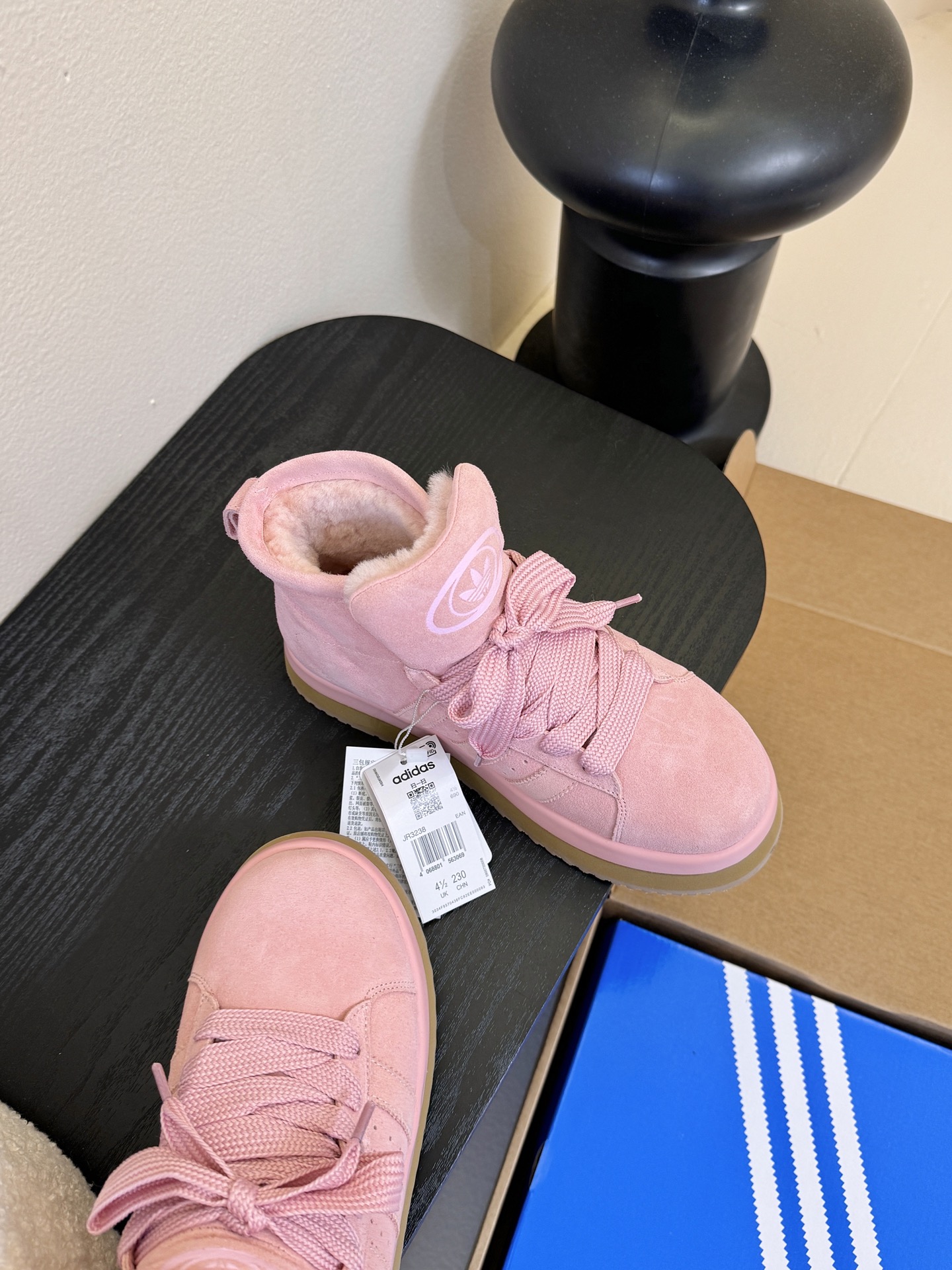 Adida*s 25ss 三叶草面包毛绒绒高帮鞋鞋面采用麂皮材质，质感细腻且耐磨；鞋内填充毛绒材质，保暖