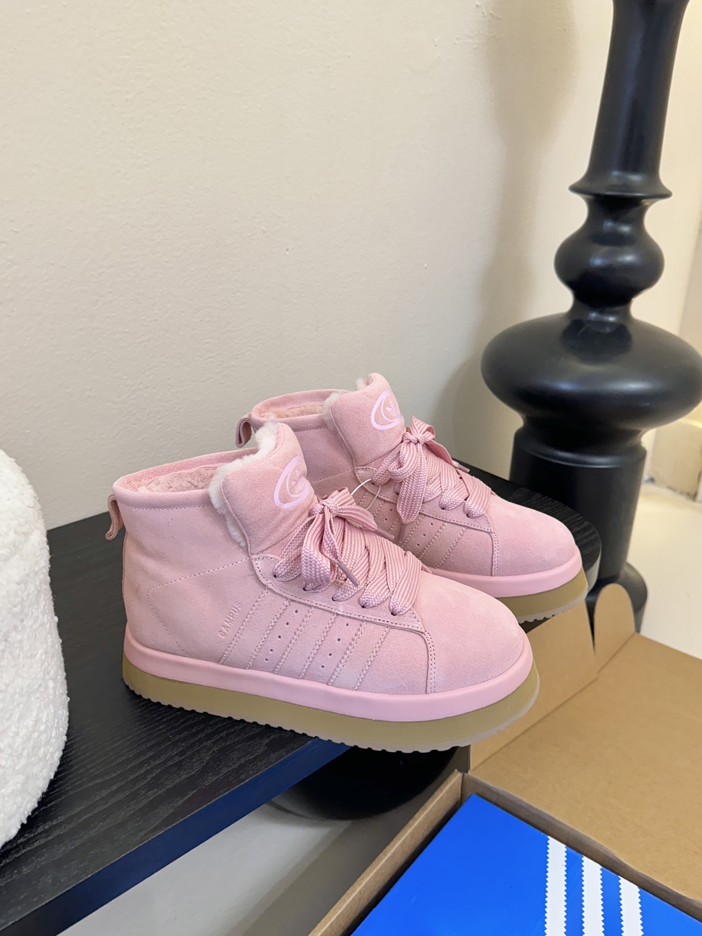 Adida*s 25ss 三叶草面包毛绒绒高帮鞋鞋面采用麂皮材质，质感细腻且耐磨；鞋内填充毛绒材质，保暖