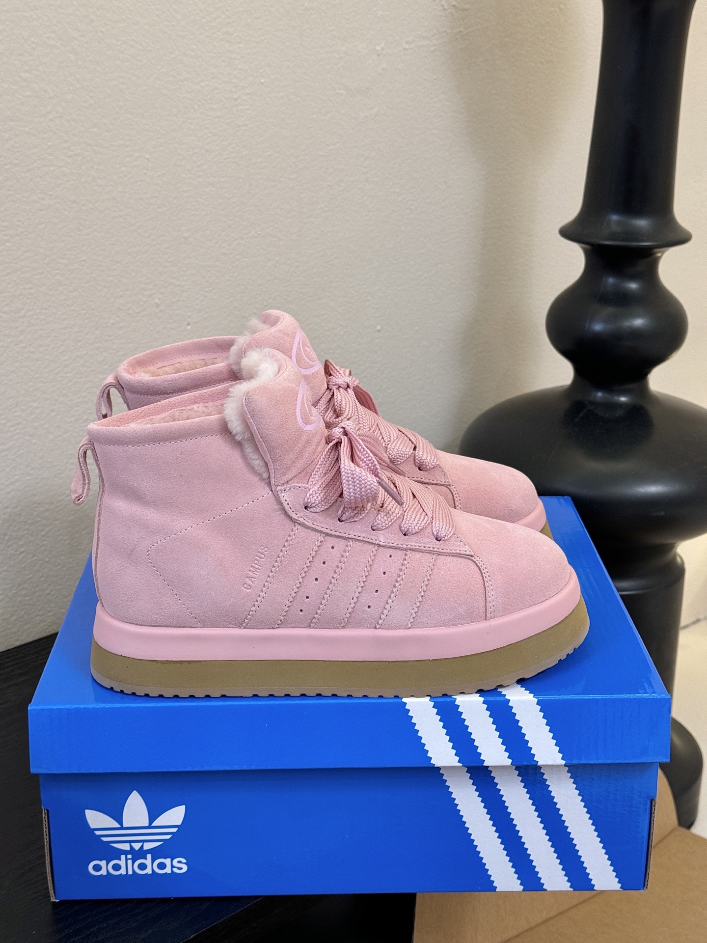 Adida*s 25ss 三叶草面包毛绒绒高帮鞋鞋面采用麂皮材质，质感细腻且耐磨；鞋内填充毛绒材质，保暖