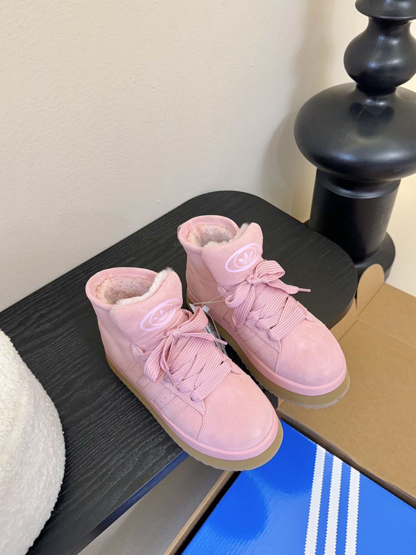 Adida*s 25ss 三叶草面包毛绒绒高帮鞋鞋面采用麂皮材质，质感细腻且耐磨；鞋内填充毛绒材质，保暖