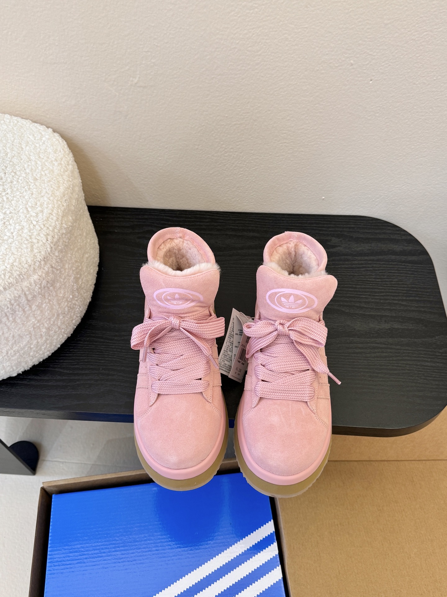 Adida*s 25ss 三叶草面包毛绒绒高帮鞋鞋面采用麂皮材质，质感细腻且耐磨；鞋内填充毛绒材质，保暖