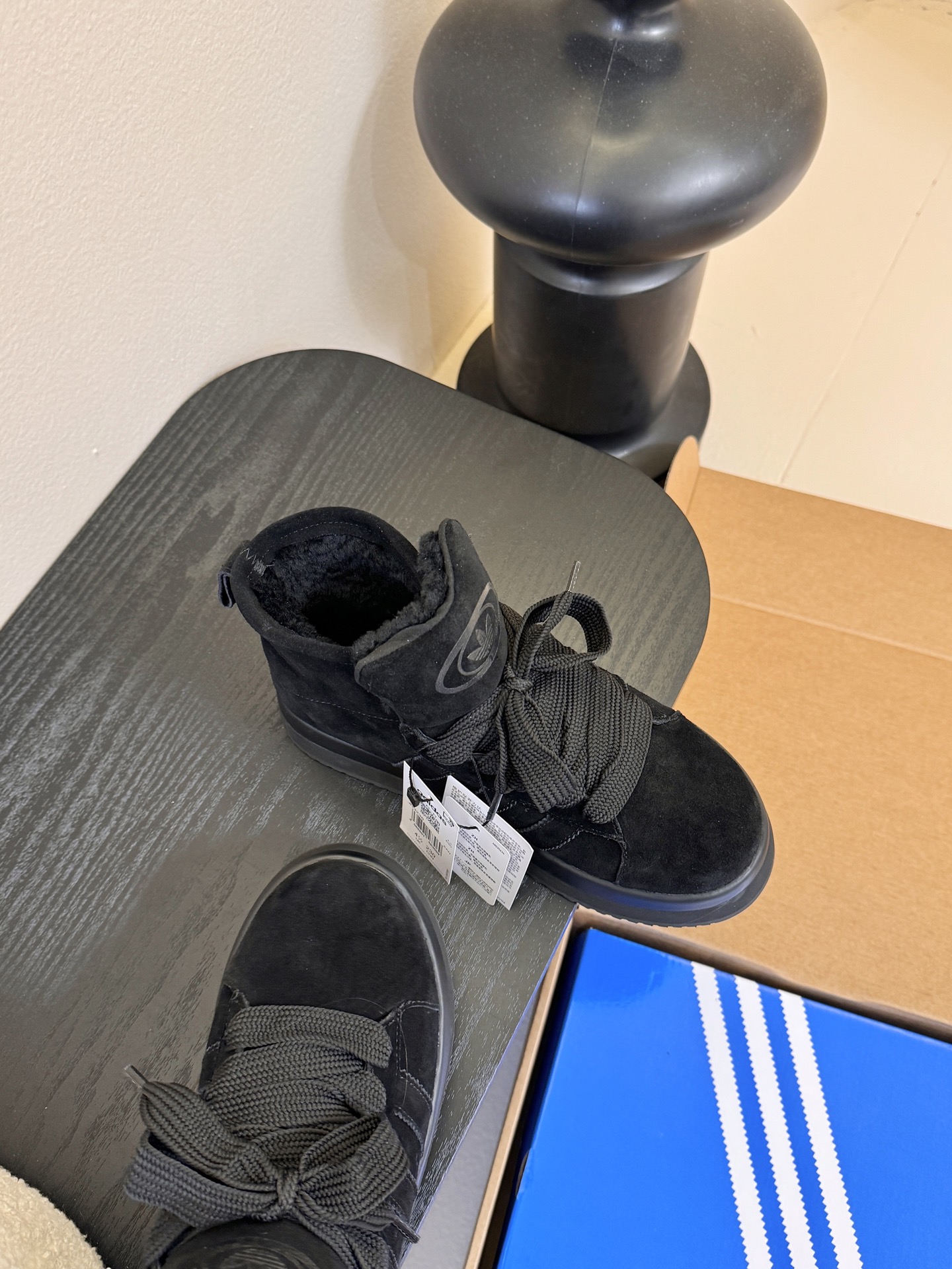 Adida*s 25ss 三叶草面包毛绒绒高帮鞋鞋面采用麂皮材质，质感细腻且耐磨；鞋内填充毛绒材质，保暖