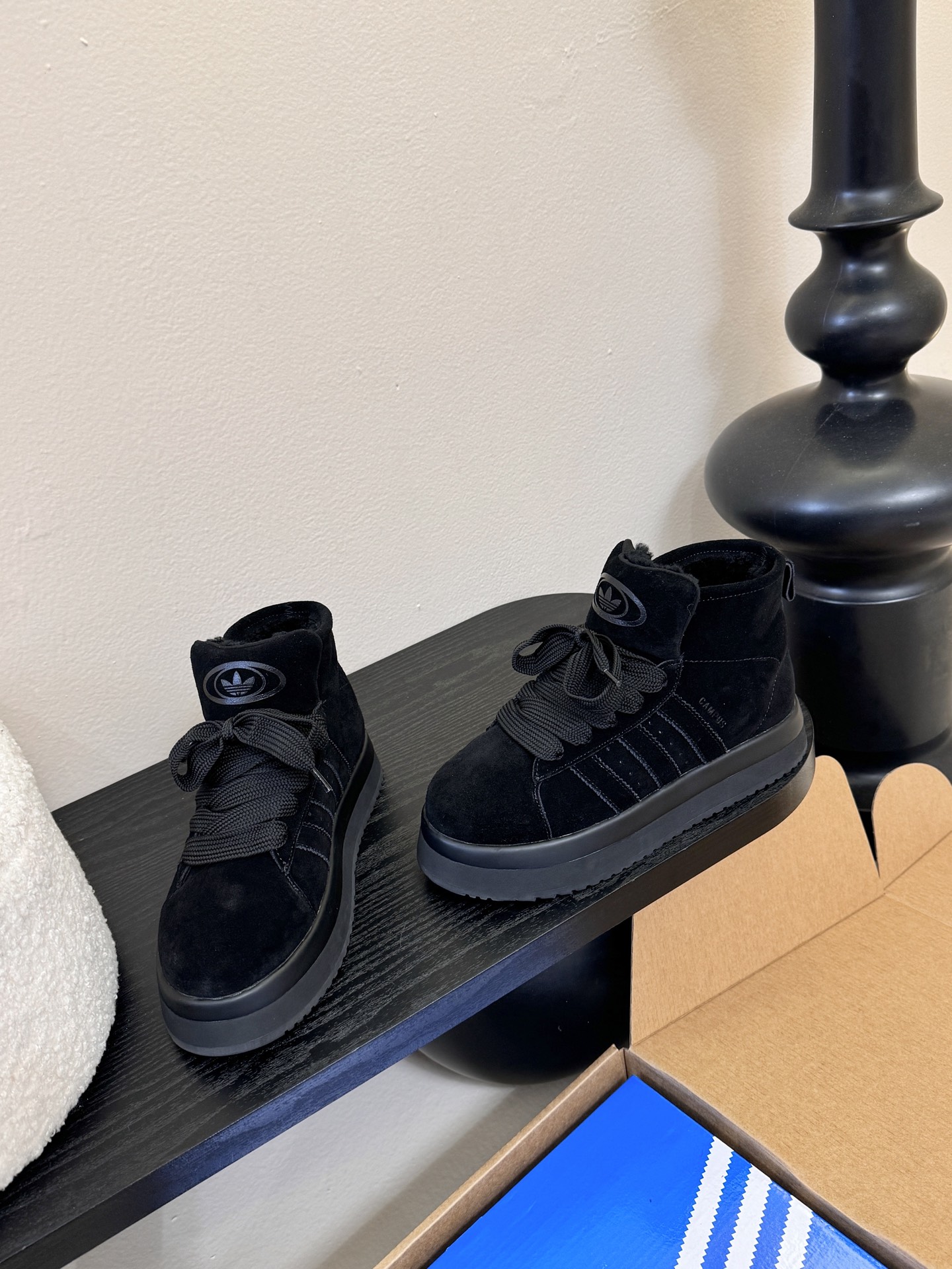 Adida*s 25ss 三叶草面包毛绒绒高帮鞋鞋面采用麂皮材质，质感细腻且耐磨；鞋内填充毛绒材质，保暖