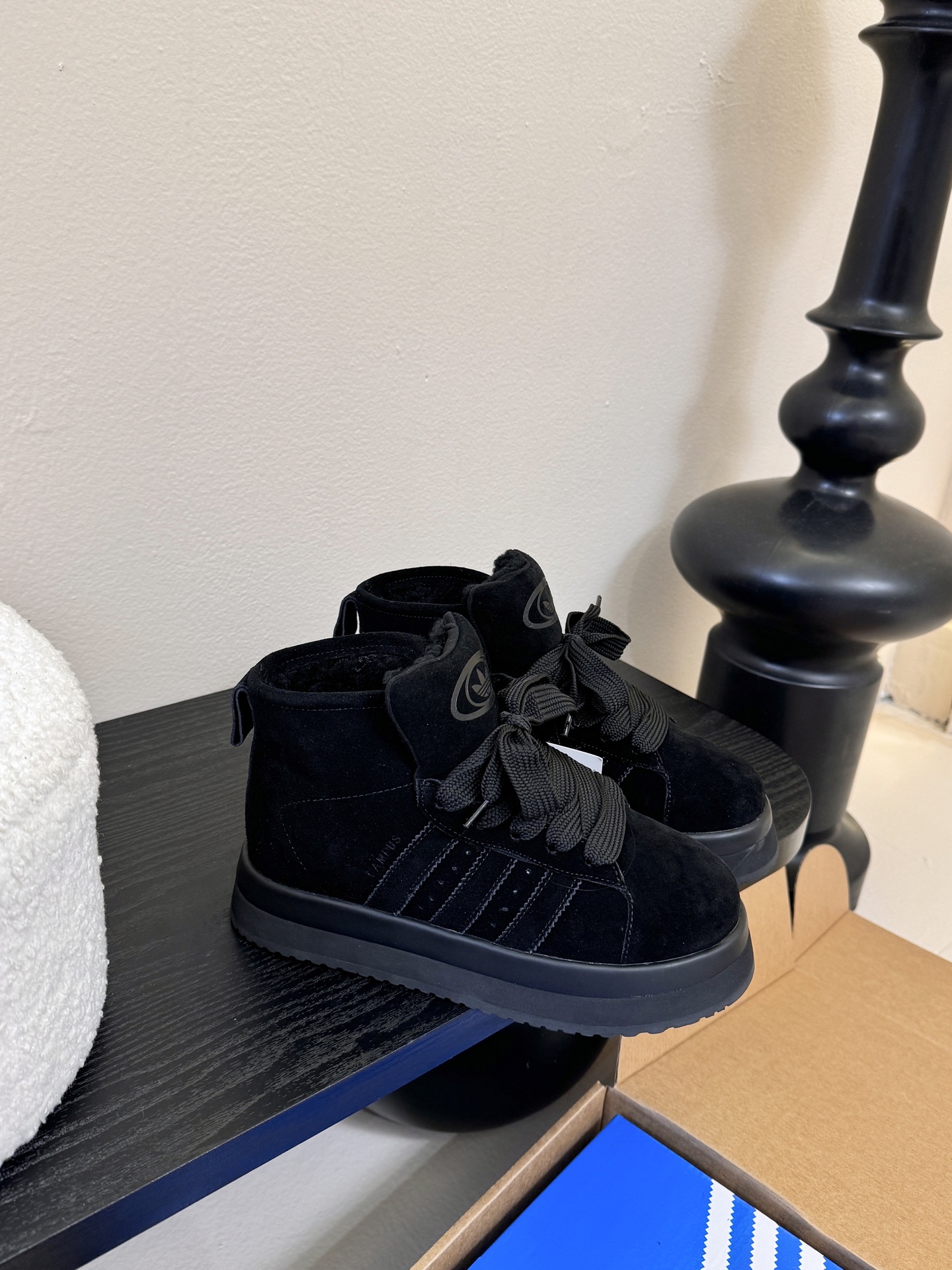 Adida*s 25ss 三叶草面包毛绒绒高帮鞋鞋面采用麂皮材质，质感细腻且耐磨；鞋内填充毛绒材质，保暖