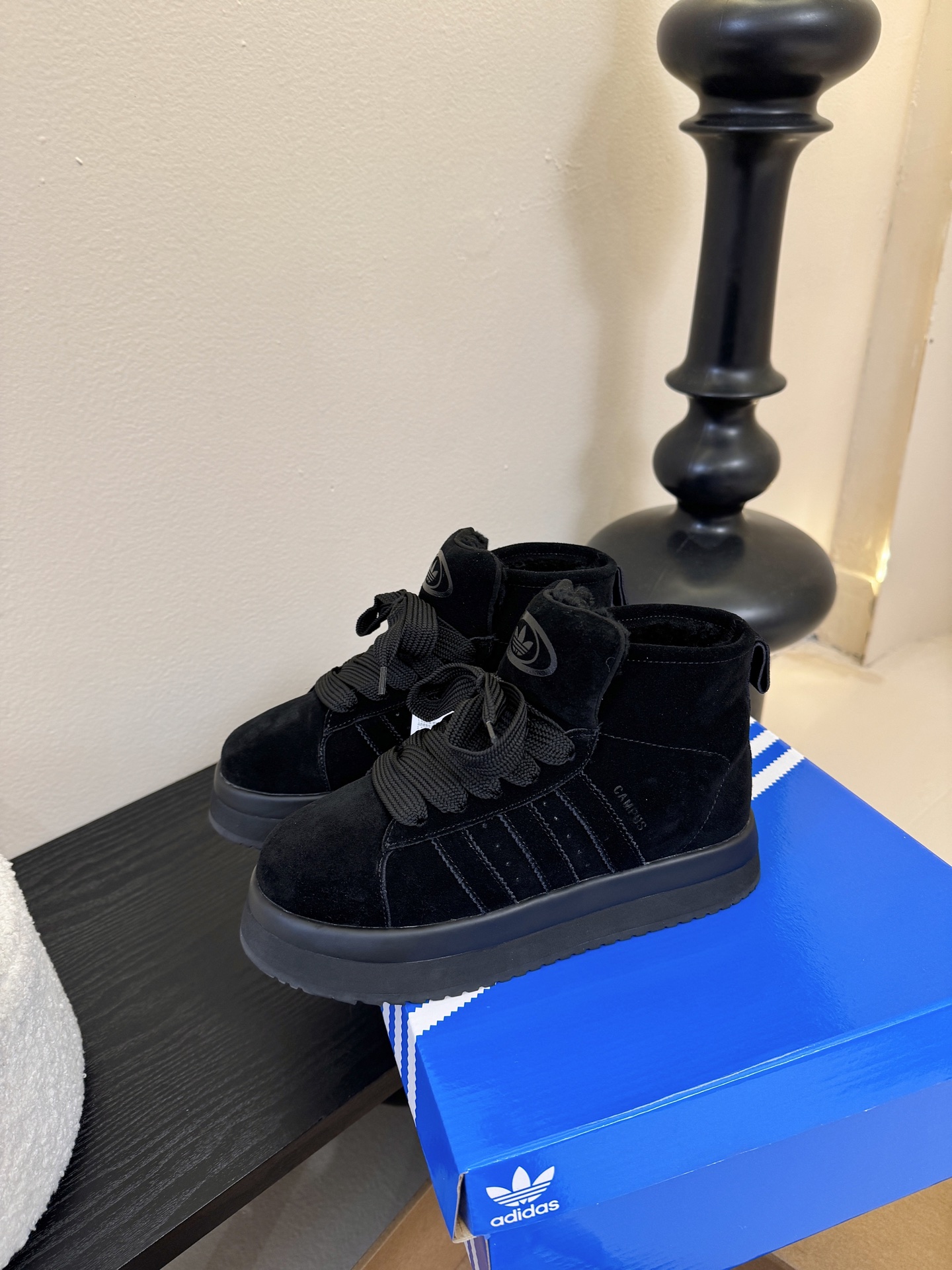 Adida*s 25ss 三叶草面包毛绒绒高帮鞋鞋面采用麂皮材质，质感细腻且耐磨；鞋内填充毛绒材质，保暖