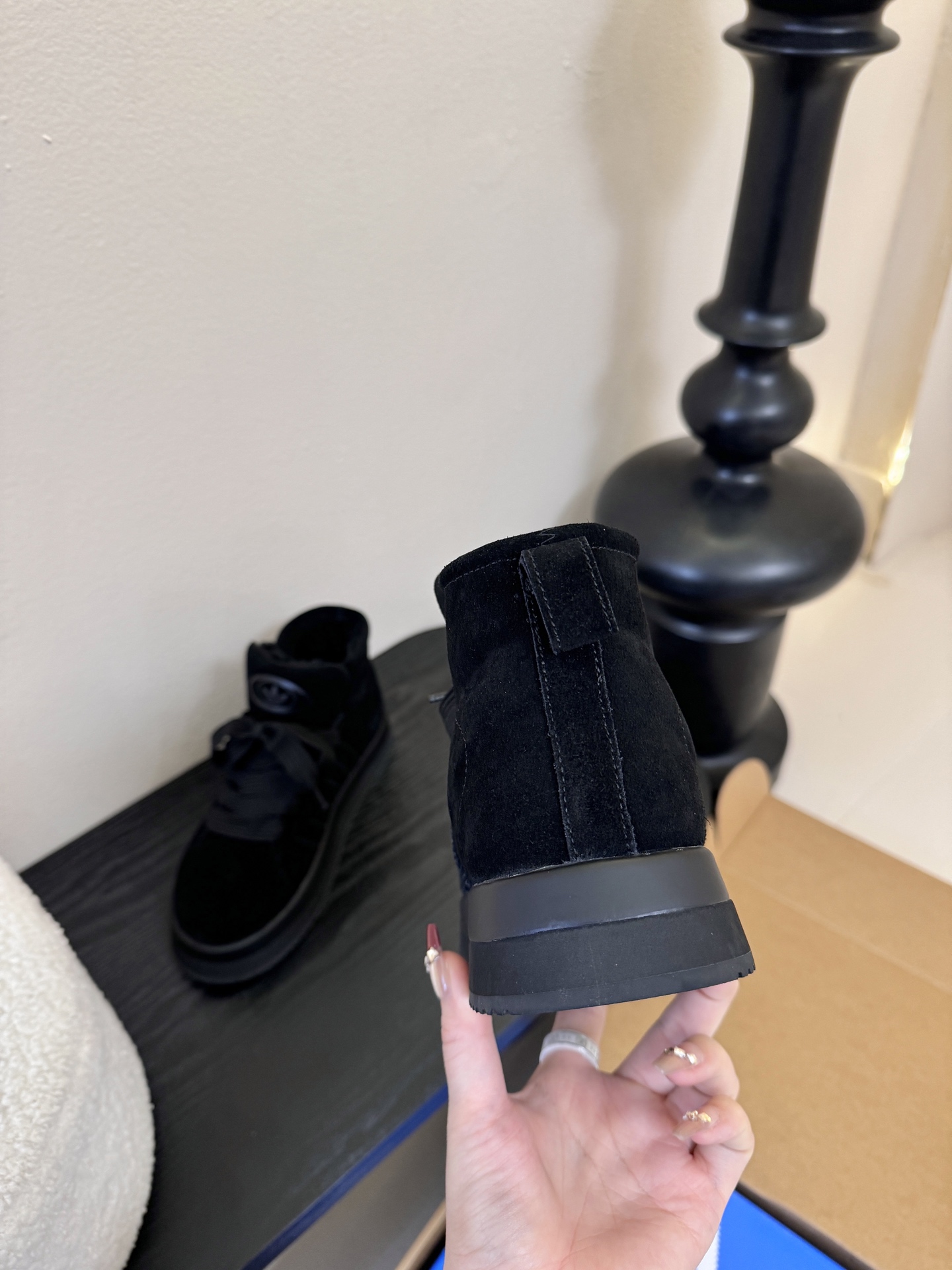 Adida*s 25ss 三叶草面包毛绒绒高帮鞋鞋面采用麂皮材质，质感细腻且耐磨；鞋内填充毛绒材质，保暖