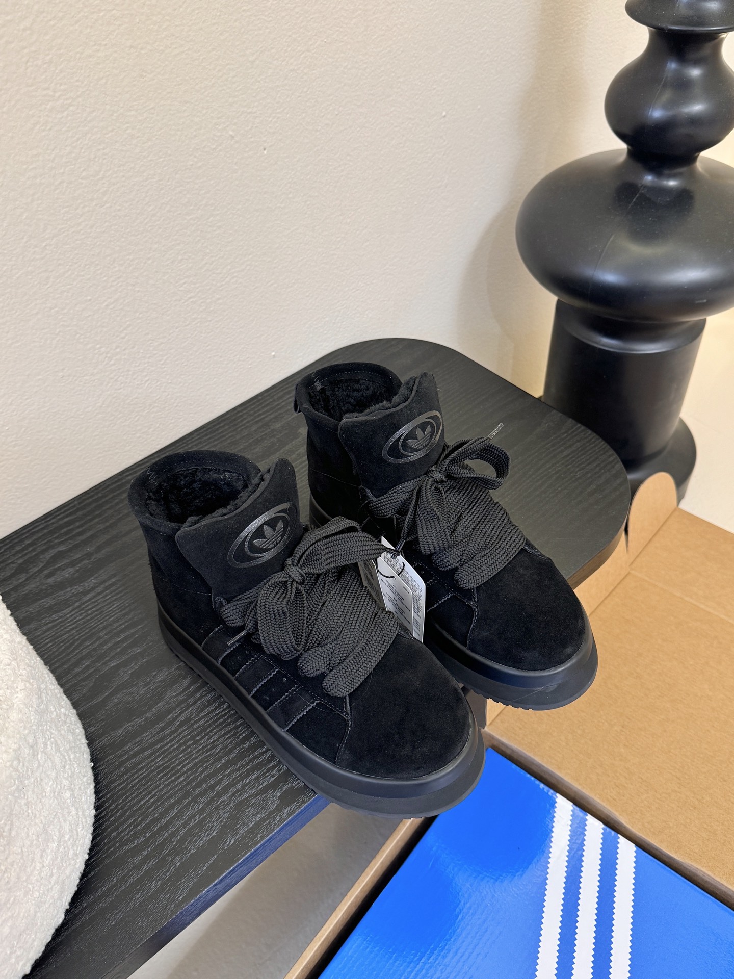 NO:592762,Adida*s 25ss clover bread plush high-top shoes. The upper is made of suede, which has a fine texture and is wear-resistant. The inside of the shoe is filled with plush material, which has good warmth and is suitable for winter wear. It is available in white, pink, brown, black and other colors to meet the needs of different styles, whether it is sweet style, retro style or simple style.  It is a high-top style, which can provide better wrapping and protection for the ankle; the bow design on the laces adds sweetness and fashion; the sole is thick-soled, which not only enhances the layering of the overall shape, but also has a certain heightening effect. Fabric: cow suede, lining, wool, outsole, rubber combination outsole, 3.5cm heel19860909Adida*s 25ss 三叶草面包毛绒绒高帮鞋 鞋面采用麂皮材质,质感细腻且耐磨；鞋内填充毛绒材质,保暖性佳,适合冬季穿.有白色、粉色、棕色、黑色等多种颜色可选,满足不同风格的穿搭需求,无论是甜美风、复古风还是简约风都能适配. 属于高帮款式,能为脚踝提供较好的包裹与保护；鞋带处采用蝴蝶结设计,增添了甜美与时尚感；鞋底为厚底设计,不仅提升了整体造型的层次感,还具有一定的增高效果. 面料牛反绒 内里羊毛 大底橡胶组合大底 跟高3.5cm Size35-40码（40码订做不退换）,半拖雪地靴,adidas,boots,chamois leather,Women's Shoes