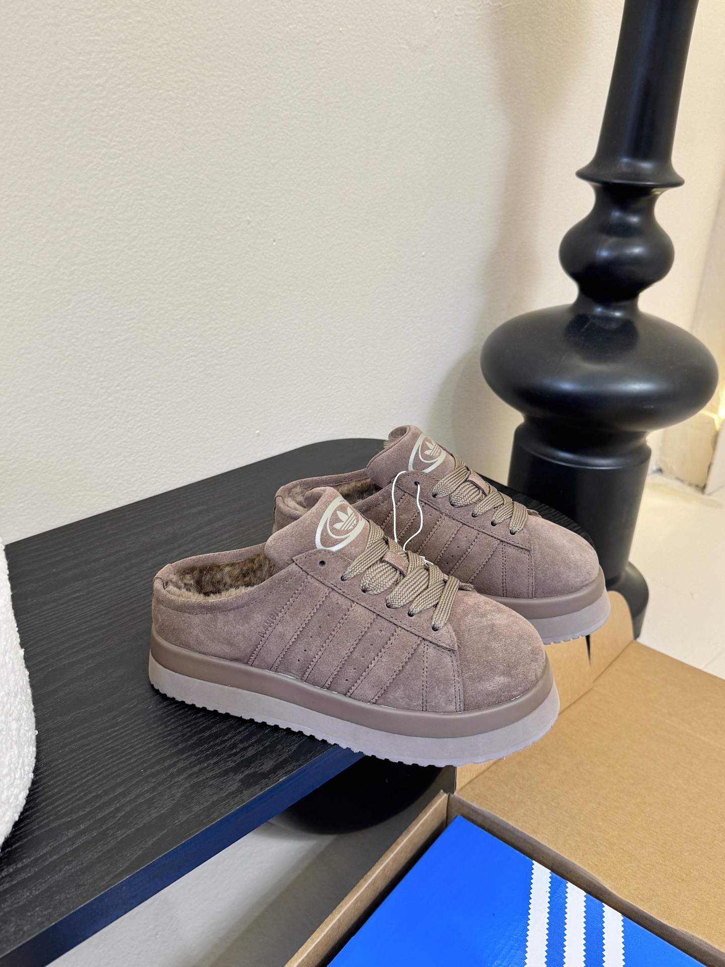 Adida*s 25ss 三叶草面包后底毛绒绒拖鞋鞋面采用麂皮材质，质感细腻且耐磨；鞋内填充毛绒材质，保
