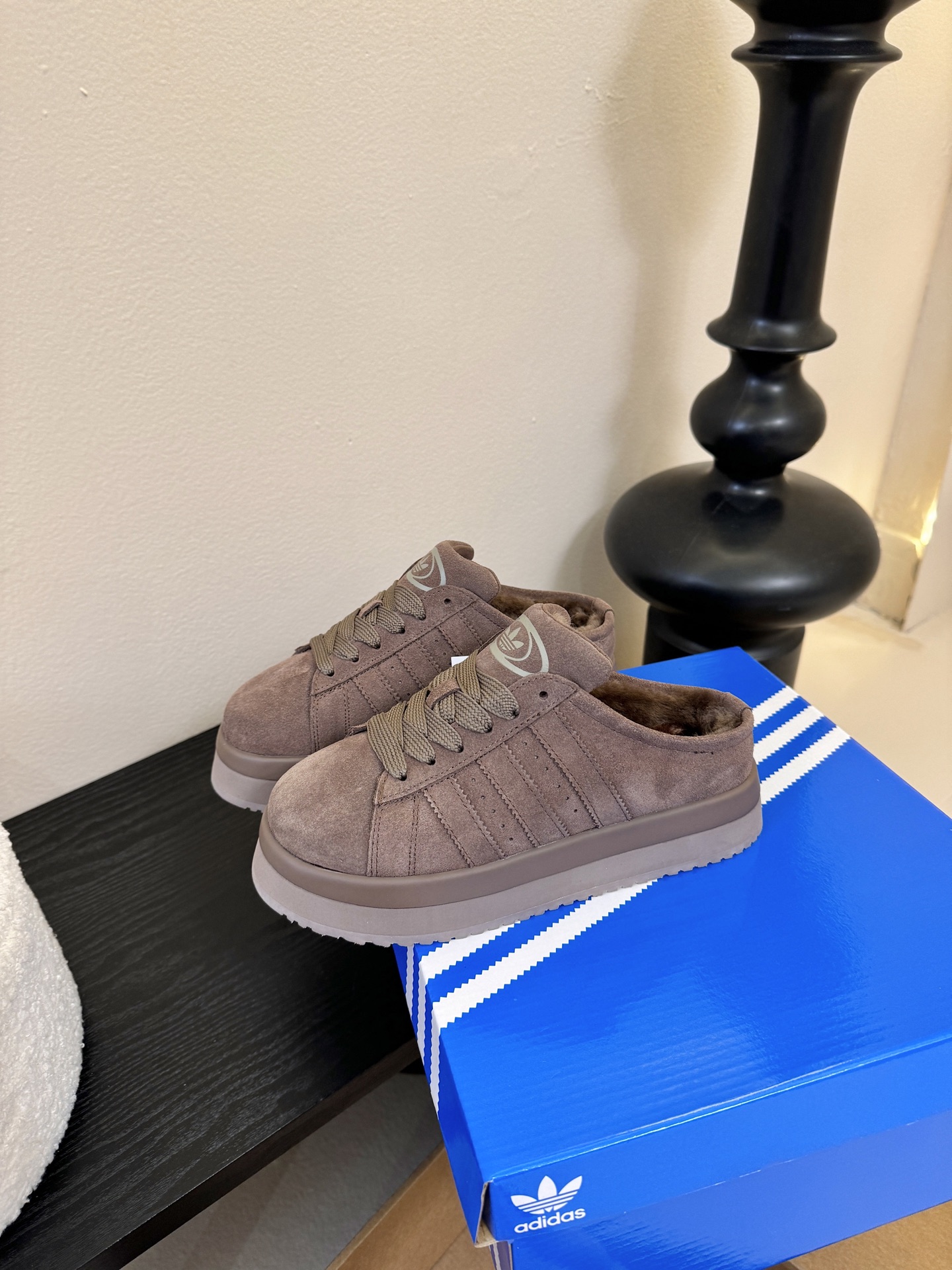 Adida*s 25ss 三叶草面包后底毛绒绒拖鞋鞋面采用麂皮材质，质感细腻且耐磨；鞋内填充毛绒材质，保