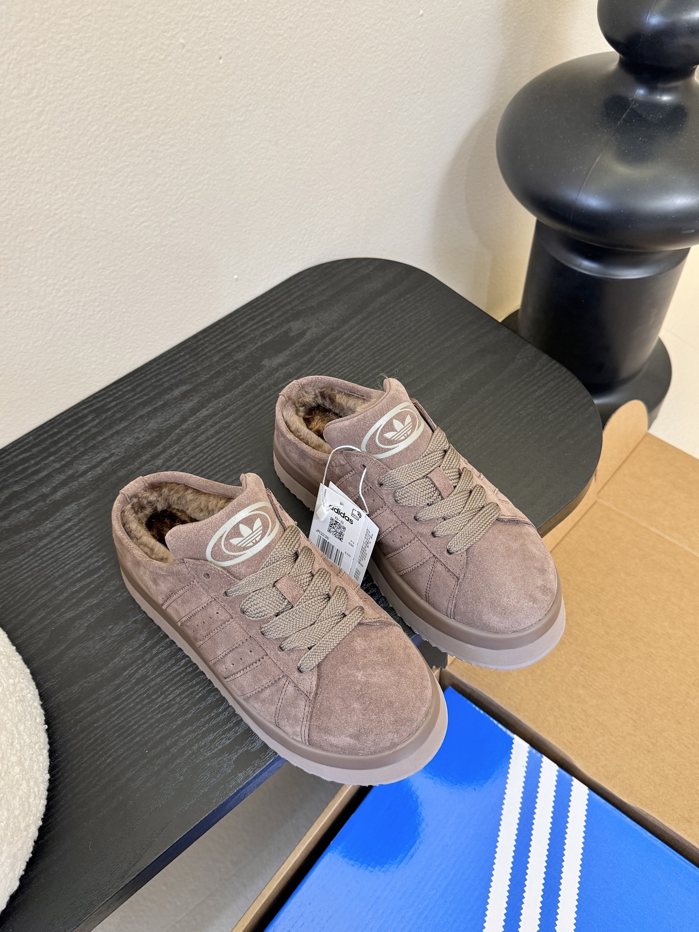Adida*s 25ss 三叶草面包后底毛绒绒拖鞋鞋面采用麂皮材质，质感细腻且耐磨；鞋内填充毛绒材质，保