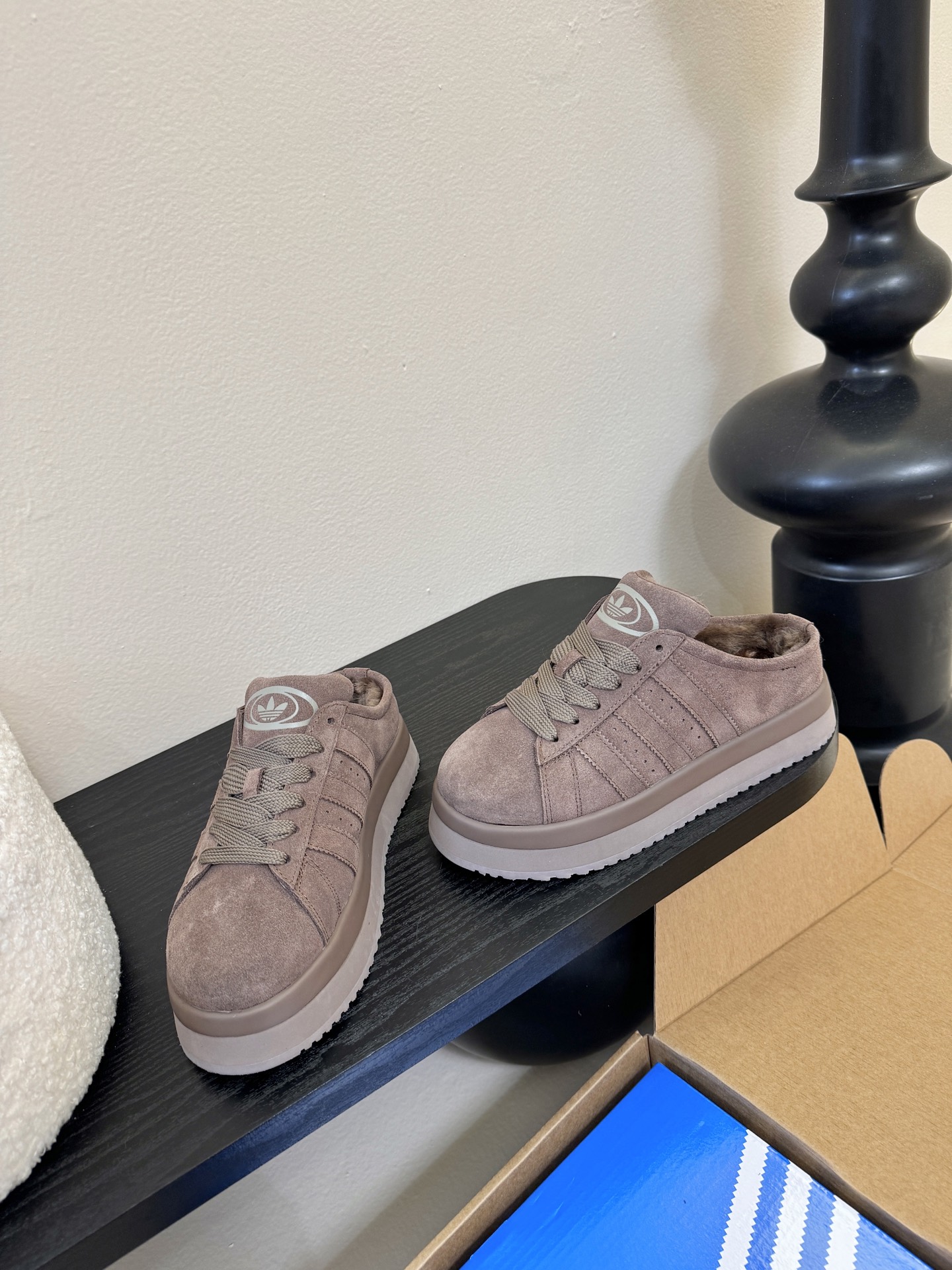 Adida*s 25ss 三叶草面包后底毛绒绒拖鞋鞋面采用麂皮材质，质感细腻且耐磨；鞋内填充毛绒材质，保