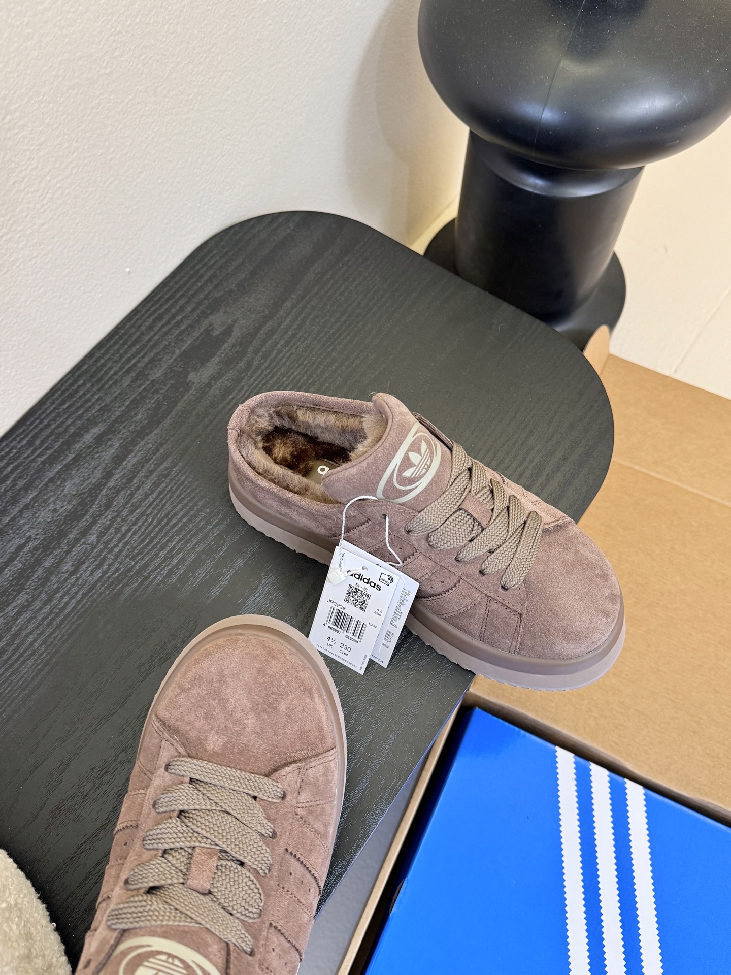 Adida*s 25ss 三叶草面包后底毛绒绒拖鞋鞋面采用麂皮材质，质感细腻且耐磨；鞋内填充毛绒材质，保