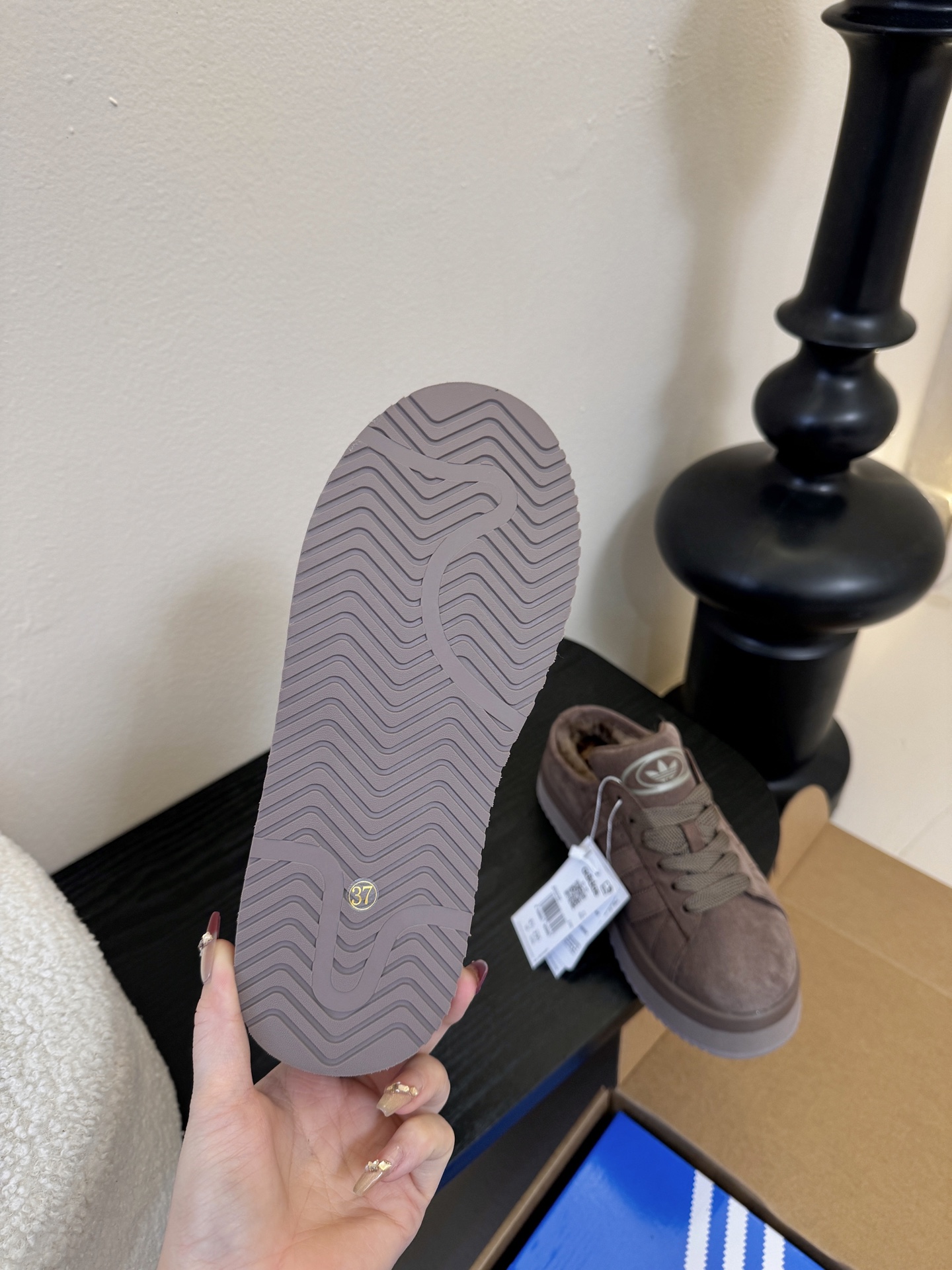 Adida*s 25ss 三叶草面包后底毛绒绒拖鞋鞋面采用麂皮材质，质感细腻且耐磨；鞋内填充毛绒材质，保