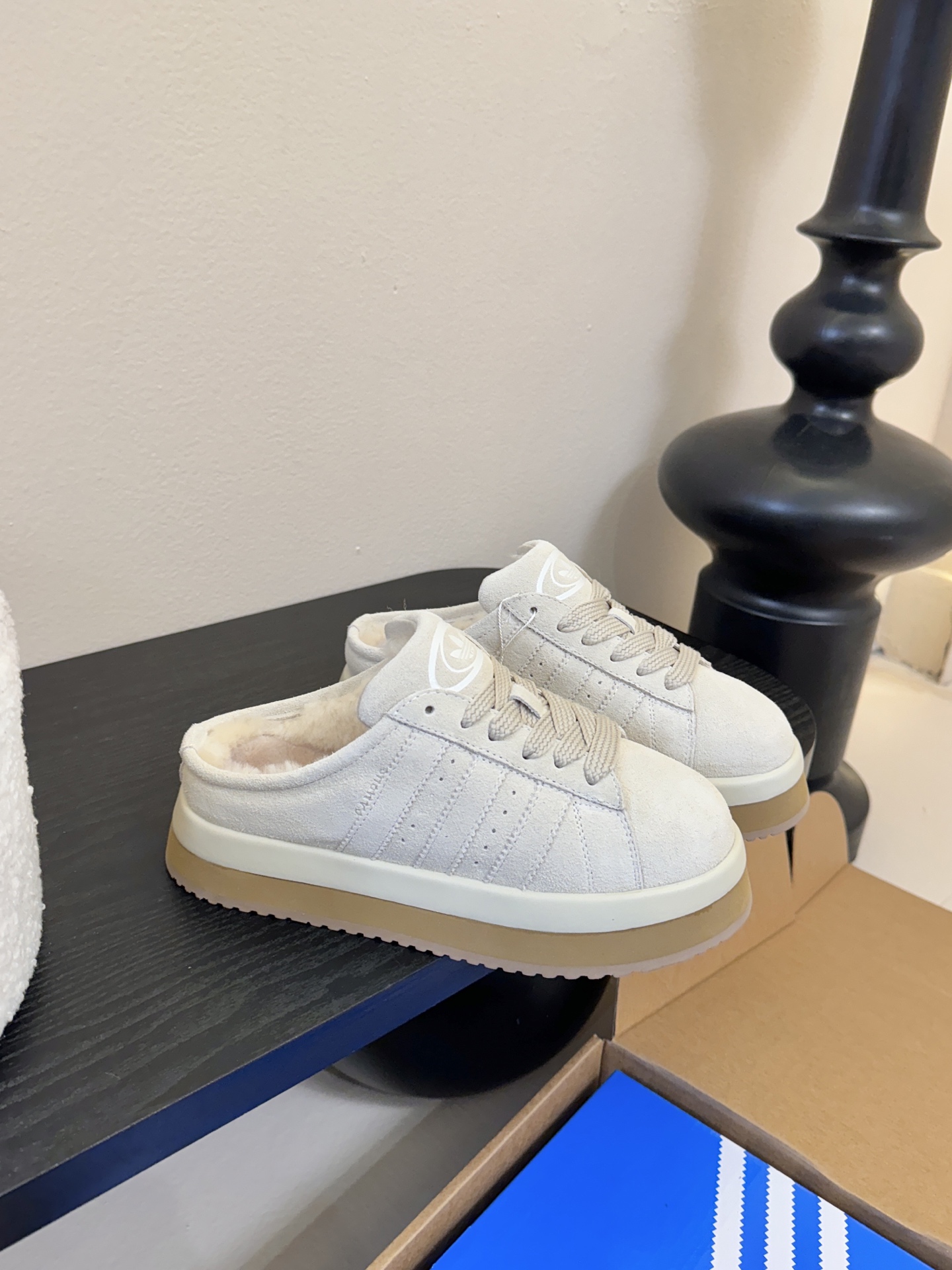 Adida*s 25ss 三叶草面包后底毛绒绒拖鞋鞋面采用麂皮材质，质感细腻且耐磨；鞋内填充毛绒材质，保