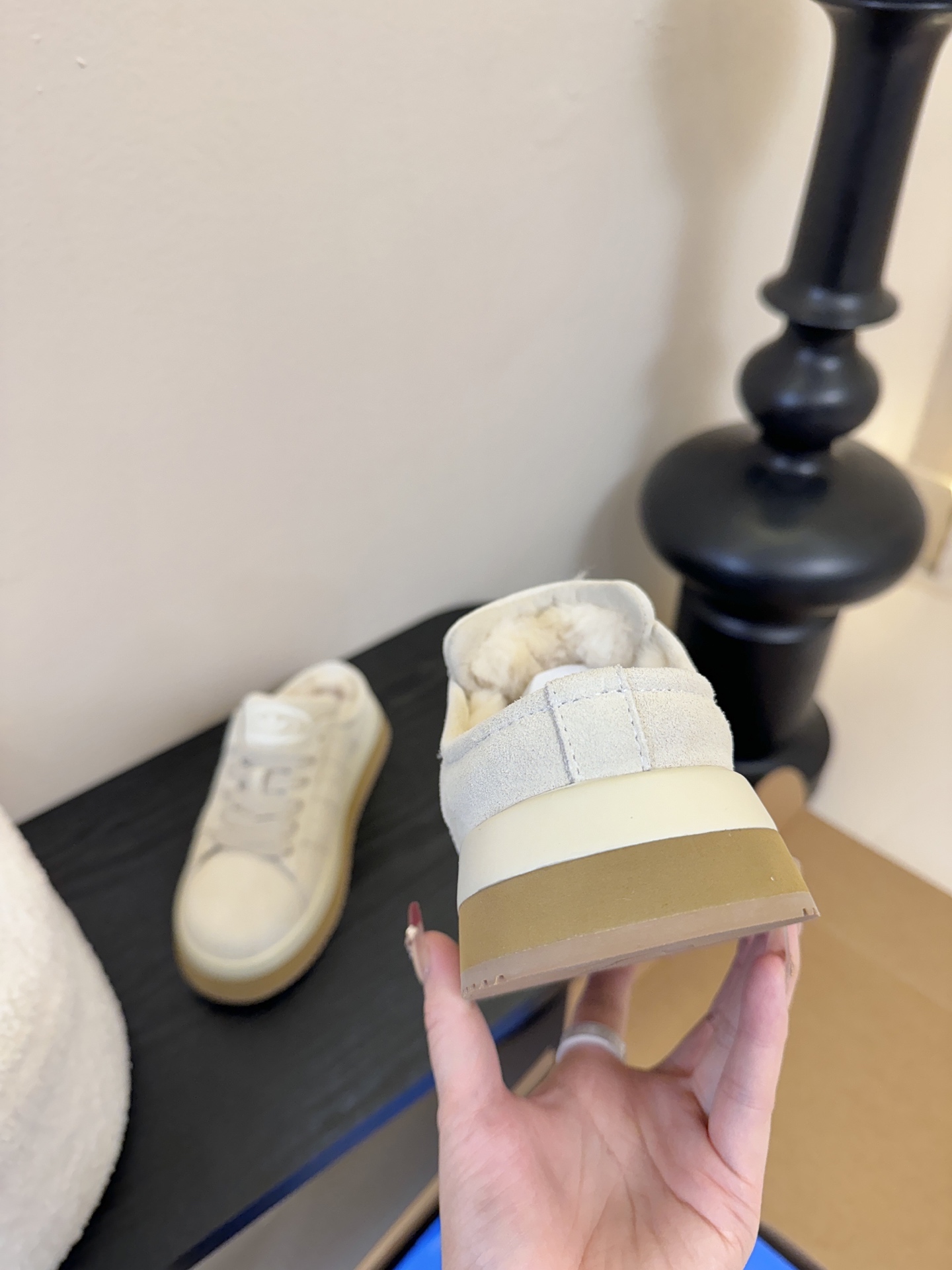 Adida*s 25ss 三叶草面包后底毛绒绒拖鞋鞋面采用麂皮材质，质感细腻且耐磨；鞋内填充毛绒材质，保