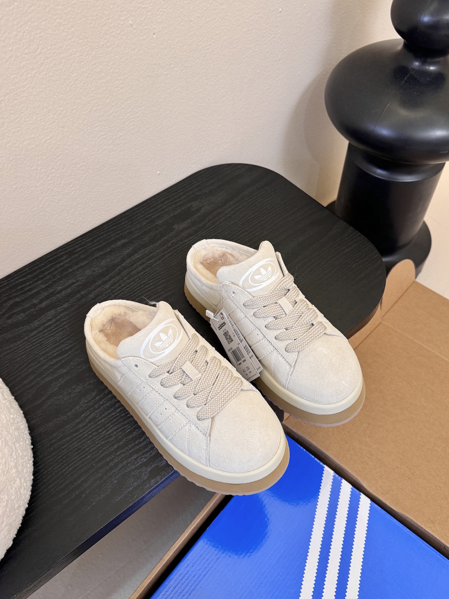 Adida*s 25ss 三叶草面包后底毛绒绒拖鞋鞋面采用麂皮材质，质感细腻且耐磨；鞋内填充毛绒材质，保