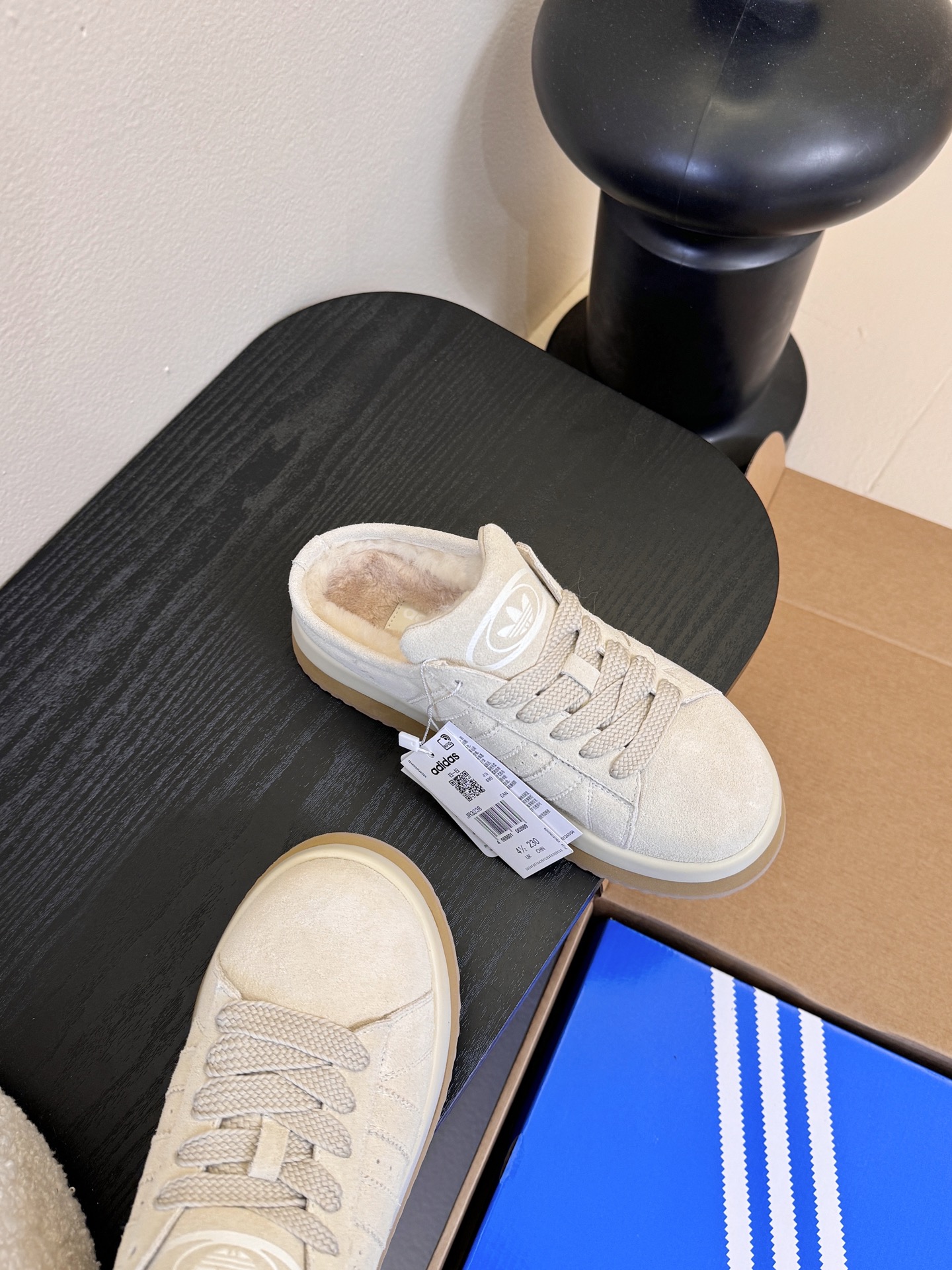 Adida*s 25ss 三叶草面包后底毛绒绒拖鞋鞋面采用麂皮材质，质感细腻且耐磨；鞋内填充毛绒材质，保