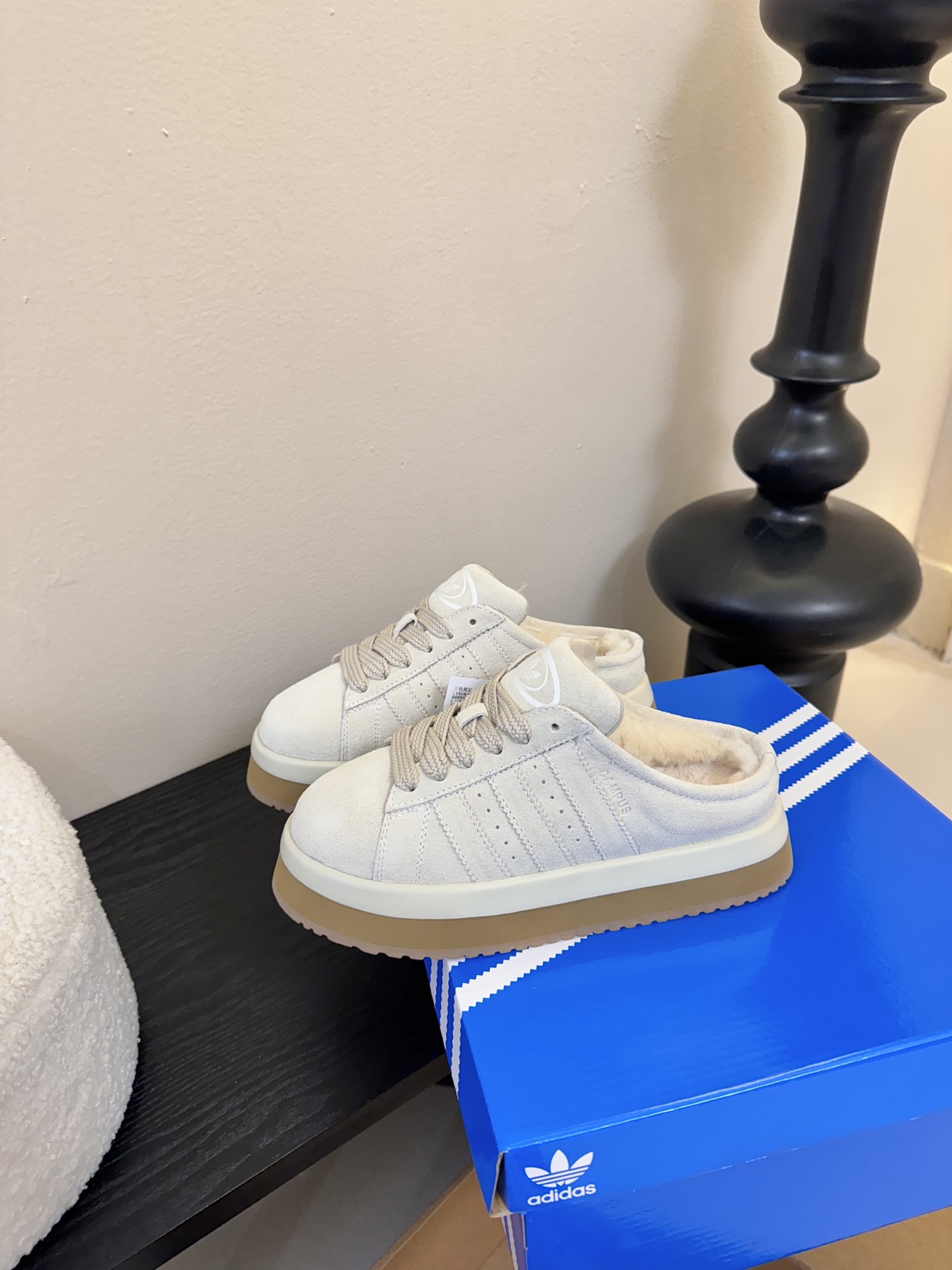 Adida*s 25ss 三叶草面包后底毛绒绒拖鞋鞋面采用麂皮材质，质感细腻且耐磨；鞋内填充毛绒材质，保