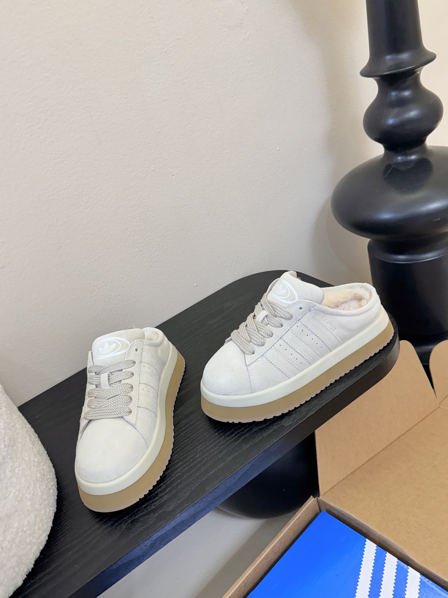 Adida*s 25ss 三叶草面包后底毛绒绒拖鞋鞋面采用麂皮材质，质感细腻且耐磨；鞋内填充毛绒材质，保