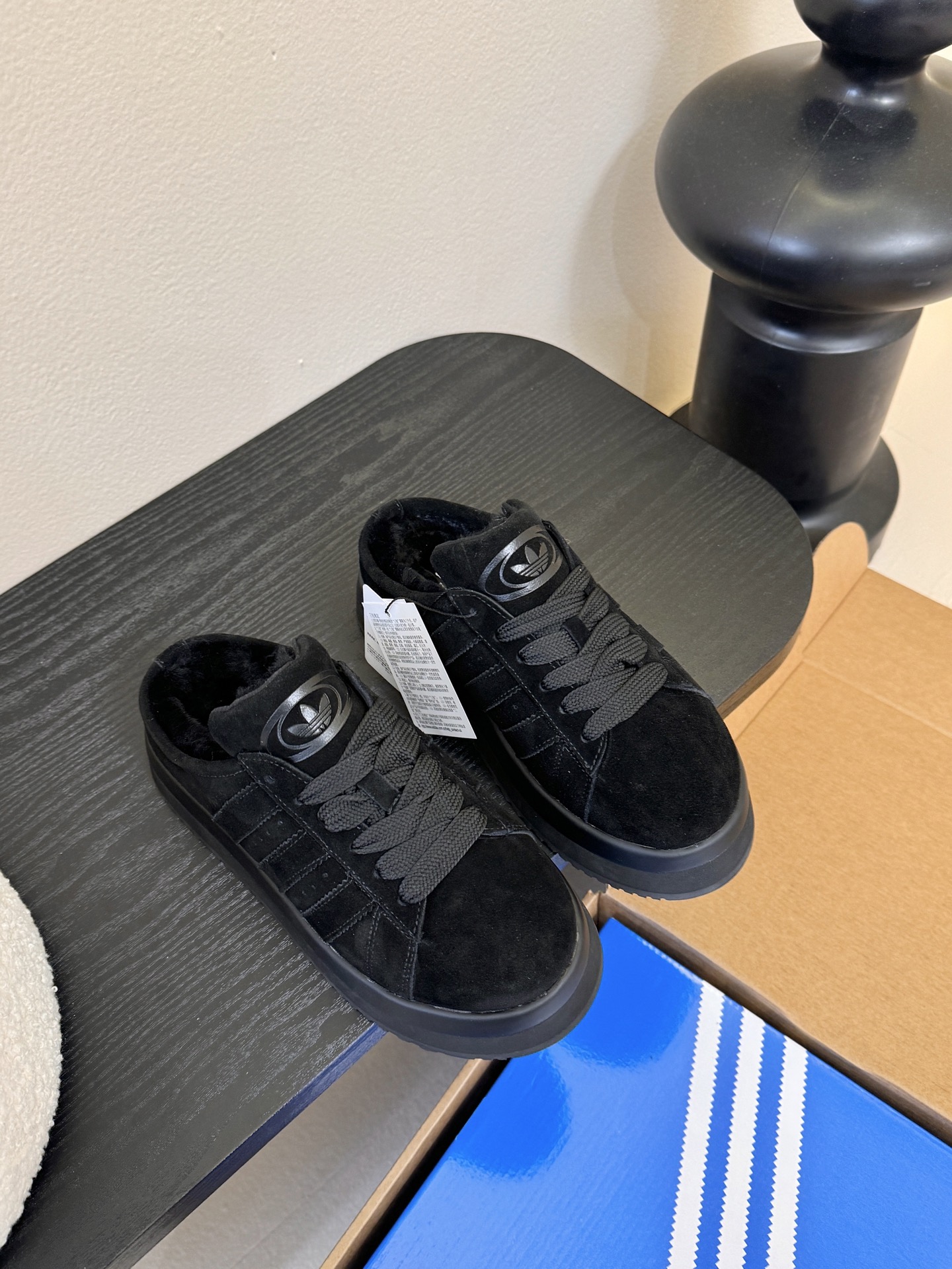 Adida*s 25ss 三叶草面包后底毛绒绒拖鞋鞋面采用麂皮材质，质感细腻且耐磨；鞋内填充毛绒材质，保