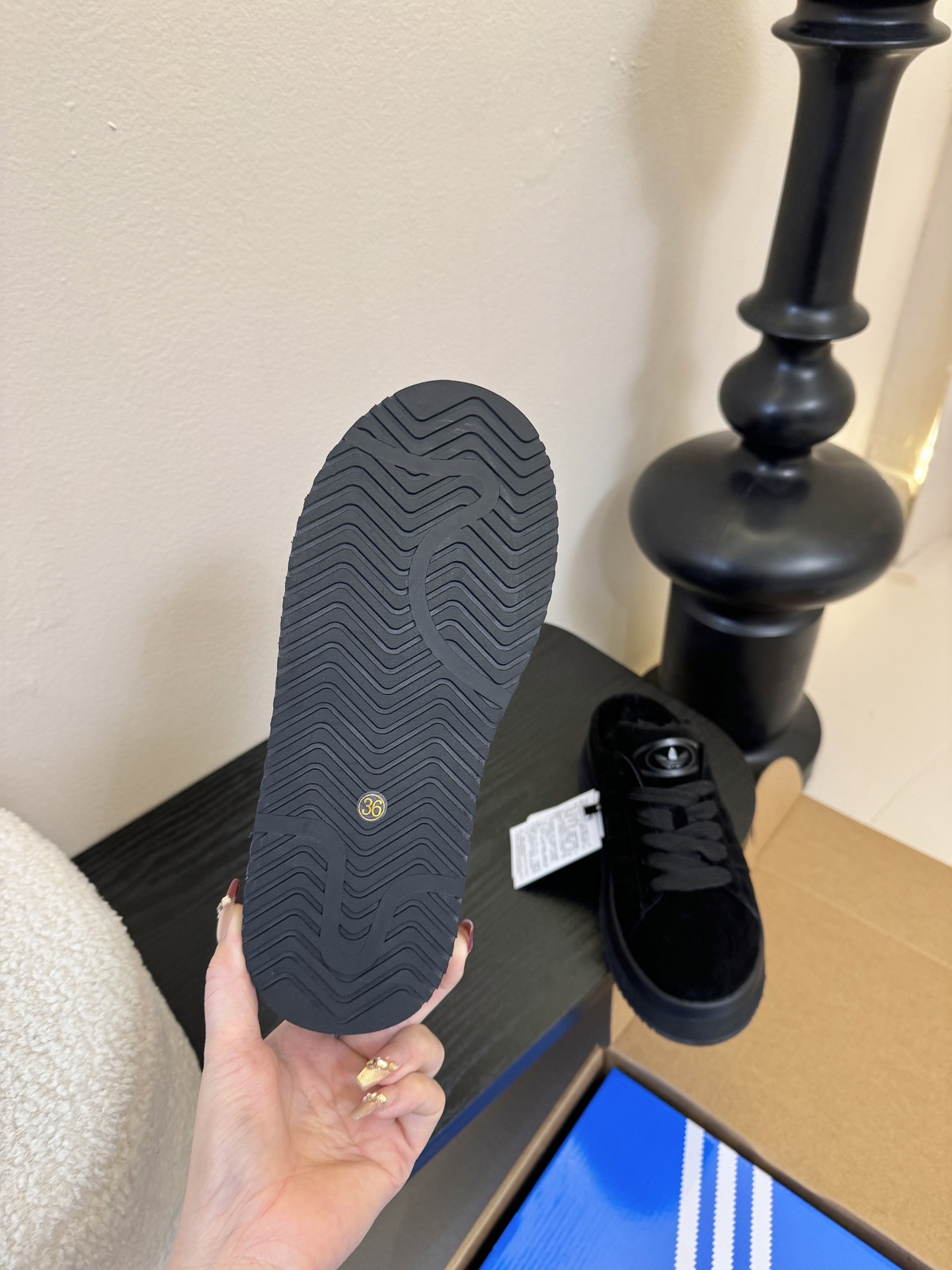 Adida*s 25ss 三叶草面包后底毛绒绒拖鞋鞋面采用麂皮材质，质感细腻且耐磨；鞋内填充毛绒材质，保