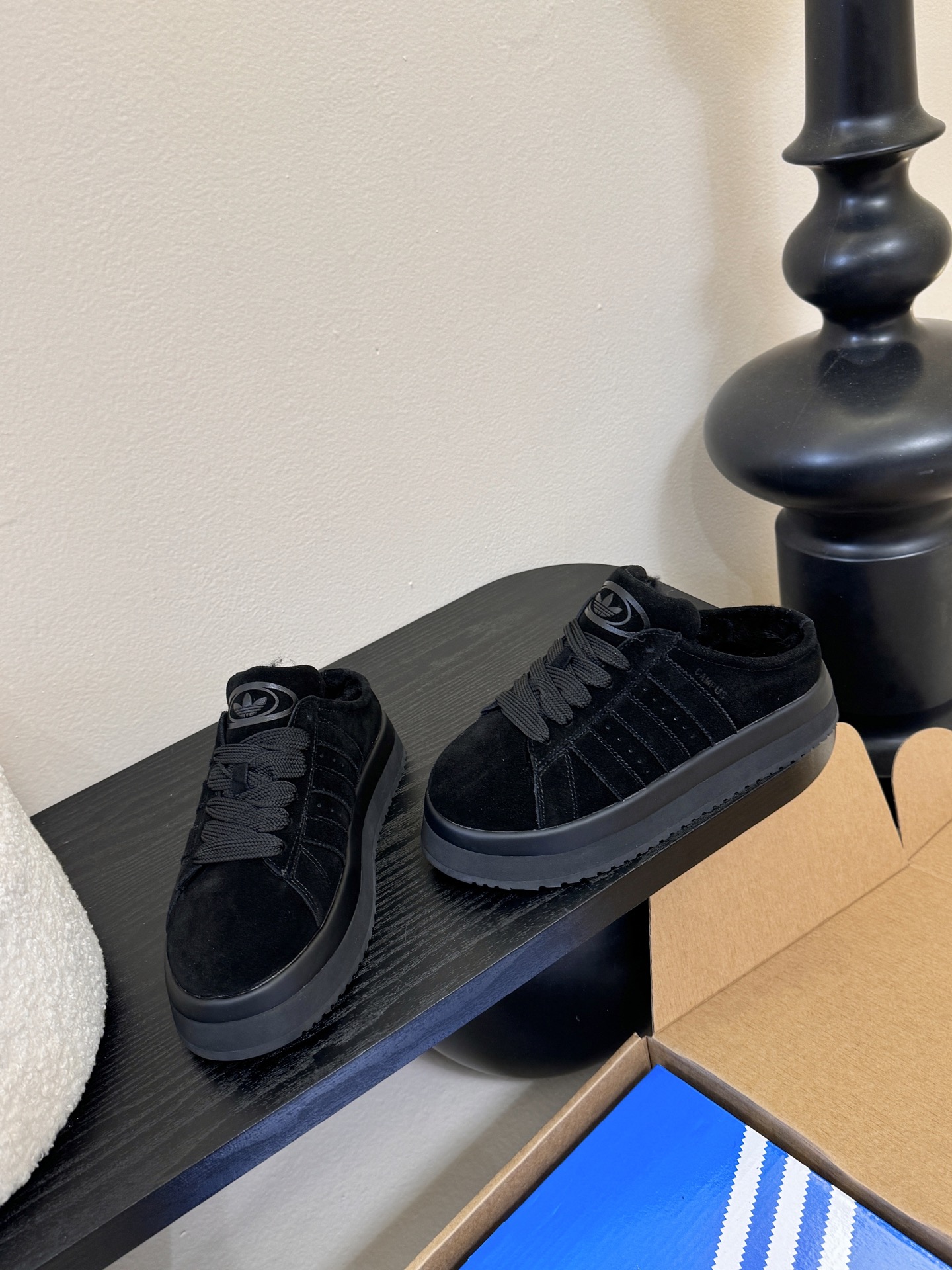 Adida*s 25ss 三叶草面包后底毛绒绒拖鞋鞋面采用麂皮材质，质感细腻且耐磨；鞋内填充毛绒材质，保