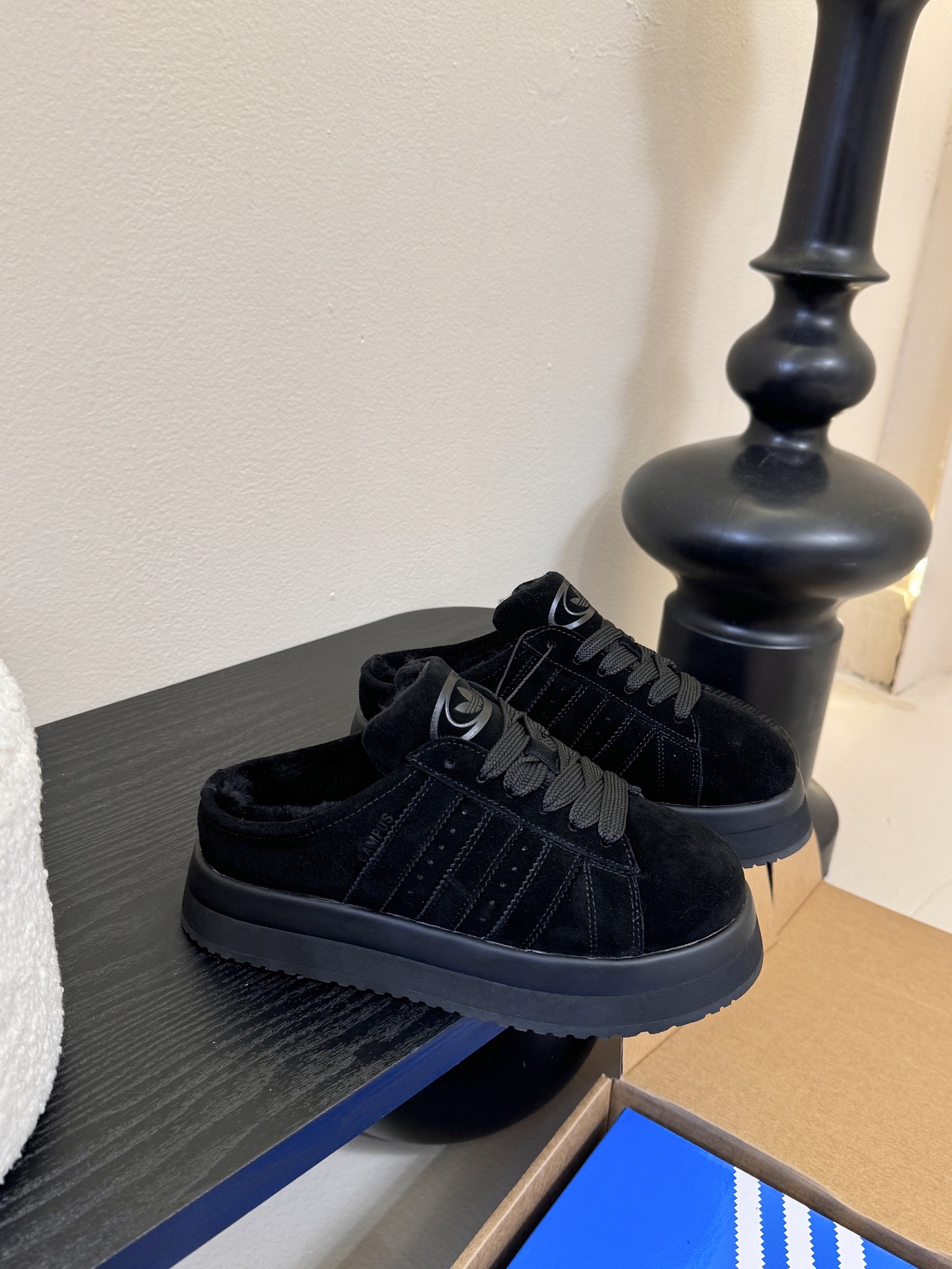 Adida*s 25ss 三叶草面包后底毛绒绒拖鞋鞋面采用麂皮材质，质感细腻且耐磨；鞋内填充毛绒材质，保