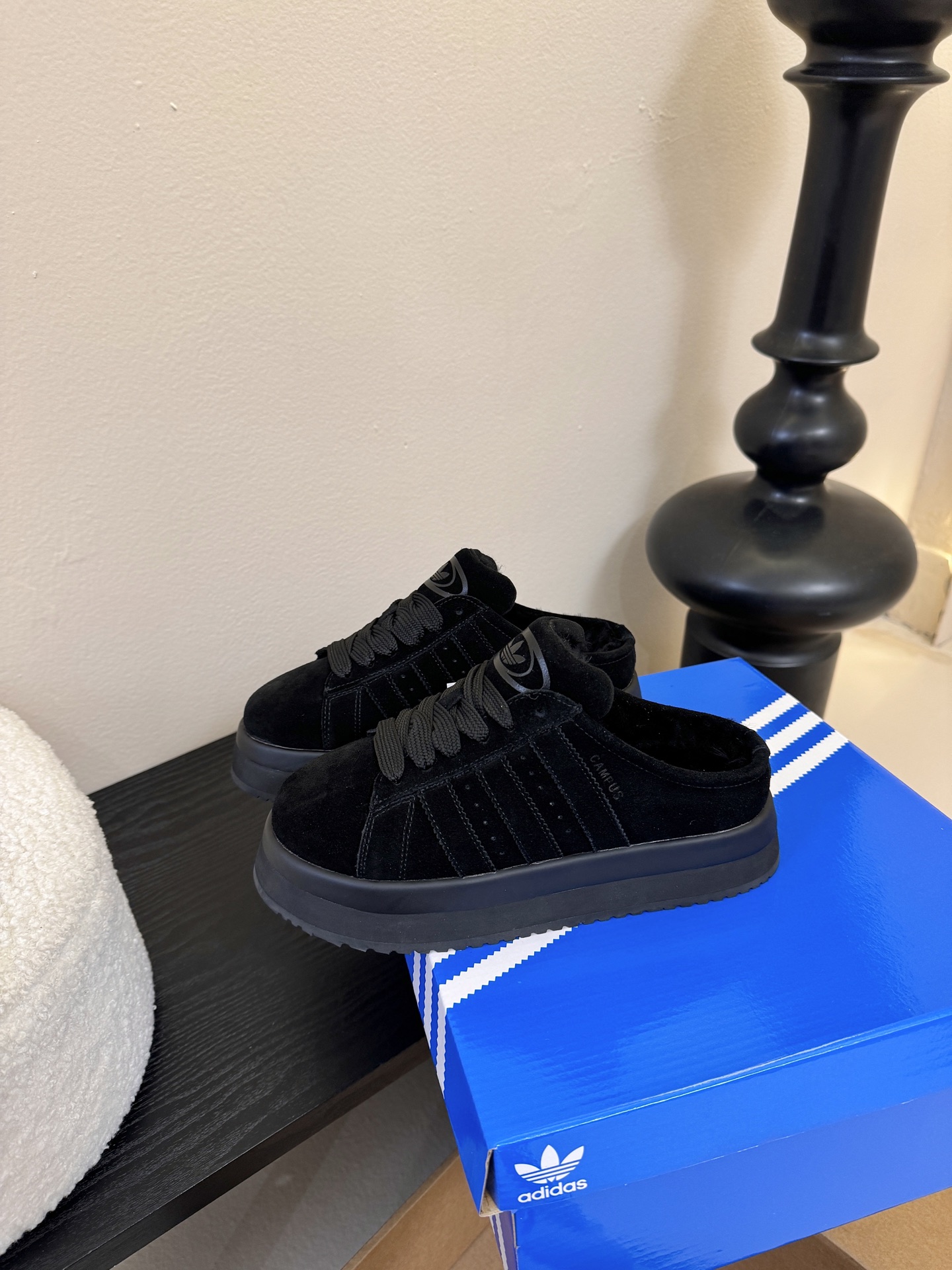 Adida*s 25ss 三叶草面包后底毛绒绒拖鞋鞋面采用麂皮材质，质感细腻且耐磨；鞋内填充毛绒材质，保