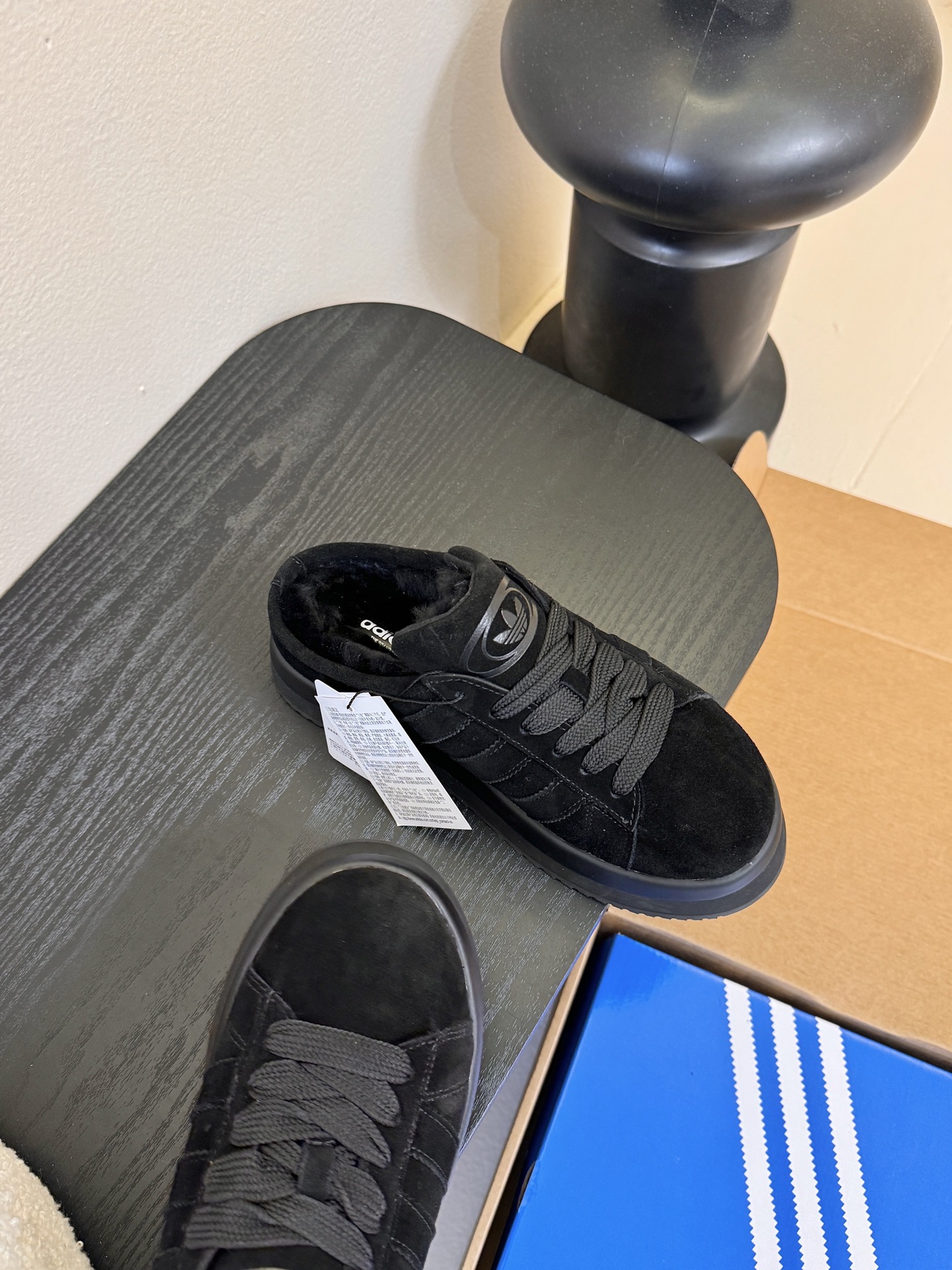 Adida*s 25ss 三叶草面包后底毛绒绒拖鞋鞋面采用麂皮材质，质感细腻且耐磨；鞋内填充毛绒材质，保