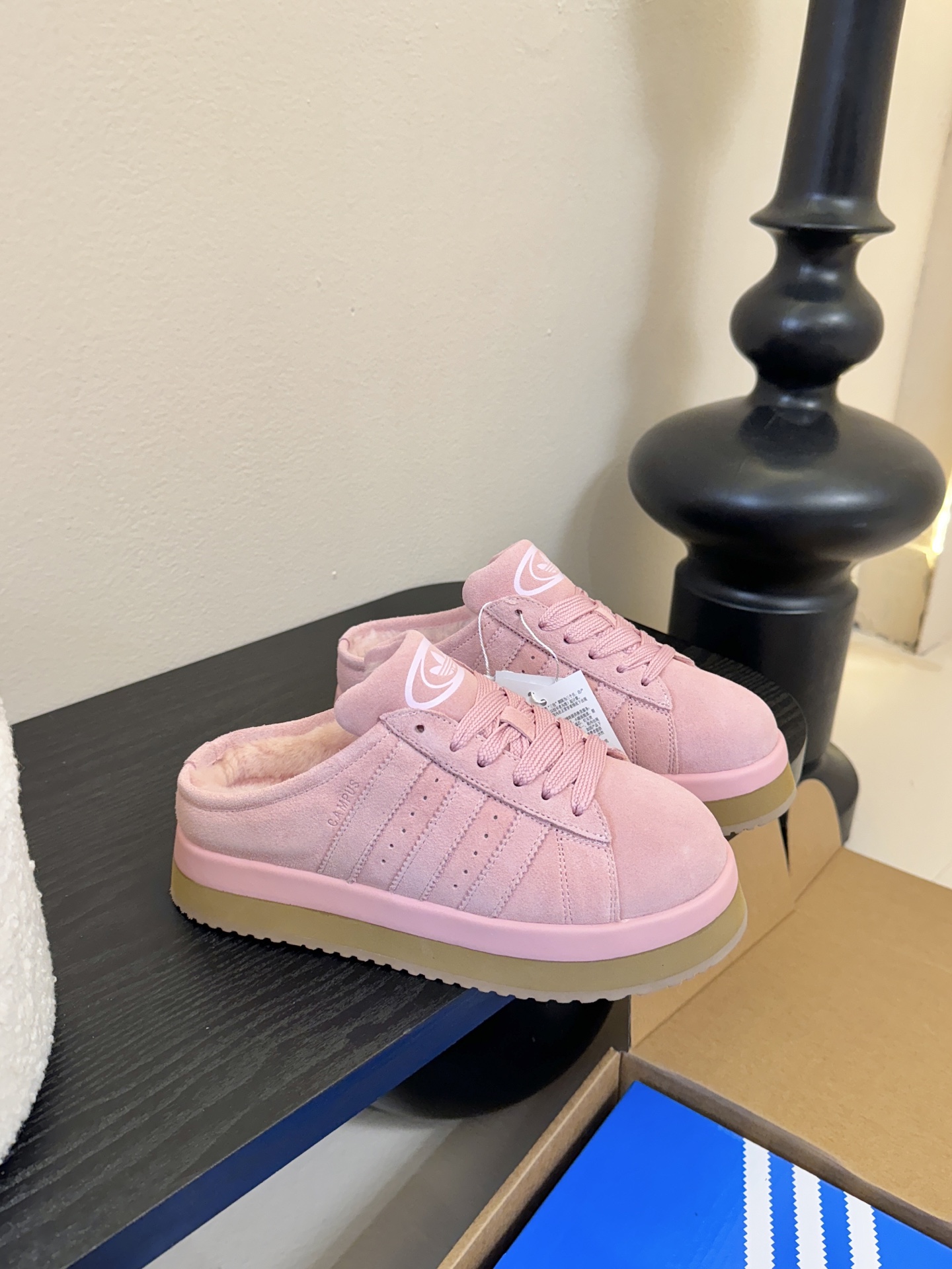 Adida*s 25ss 三叶草面包后底毛绒绒拖鞋鞋面采用麂皮材质，质感细腻且耐磨；鞋内填充毛绒材质，保