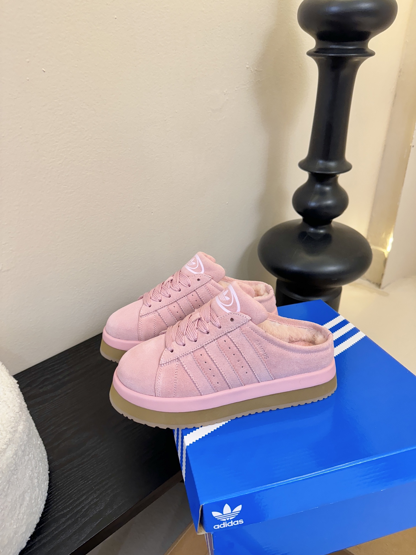 Adida*s 25ss 三叶草面包后底毛绒绒拖鞋鞋面采用麂皮材质，质感细腻且耐磨；鞋内填充毛绒材质，保