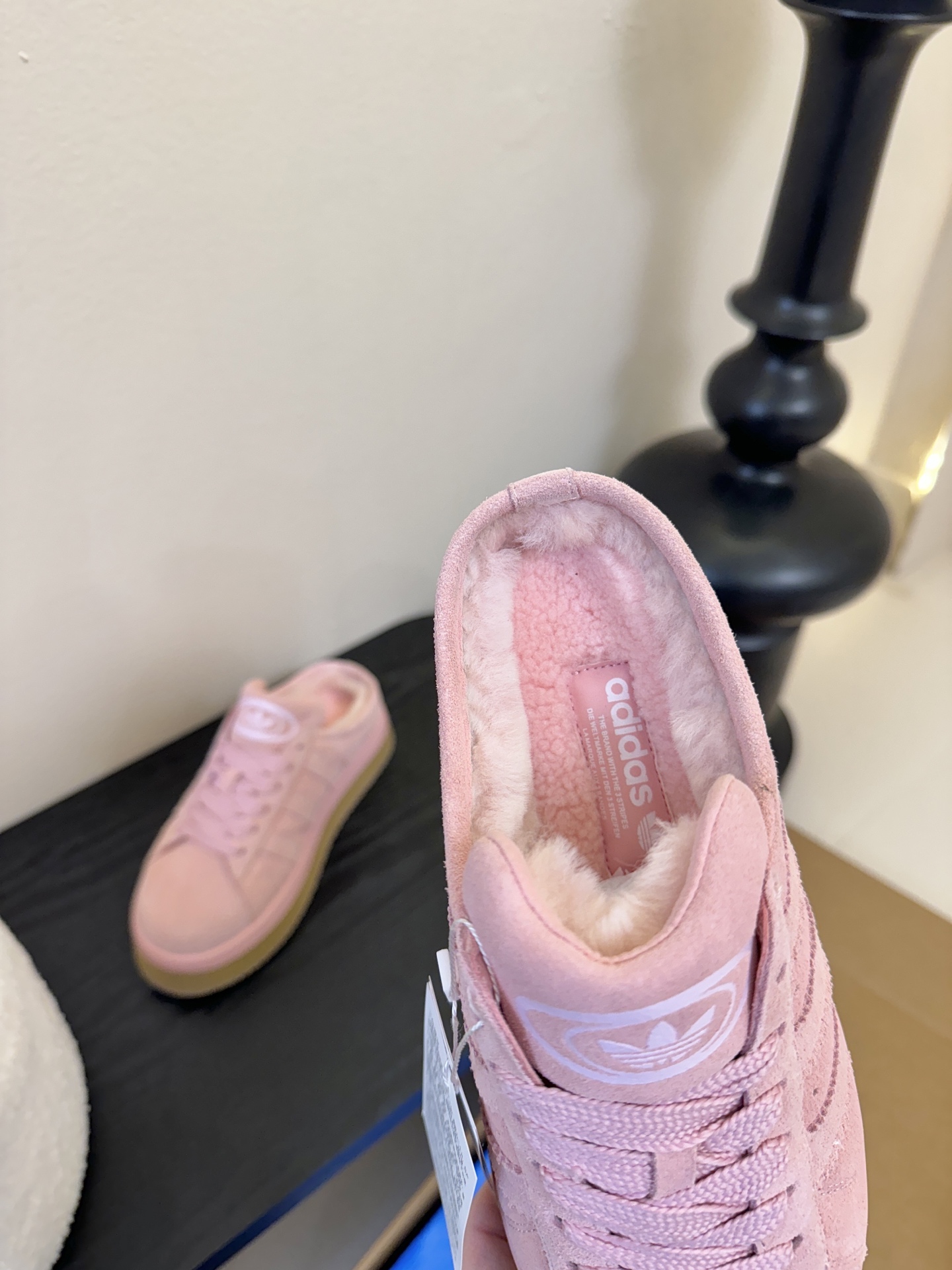 Adida*s 25ss 三叶草面包后底毛绒绒拖鞋鞋面采用麂皮材质，质感细腻且耐磨；鞋内填充毛绒材质，保