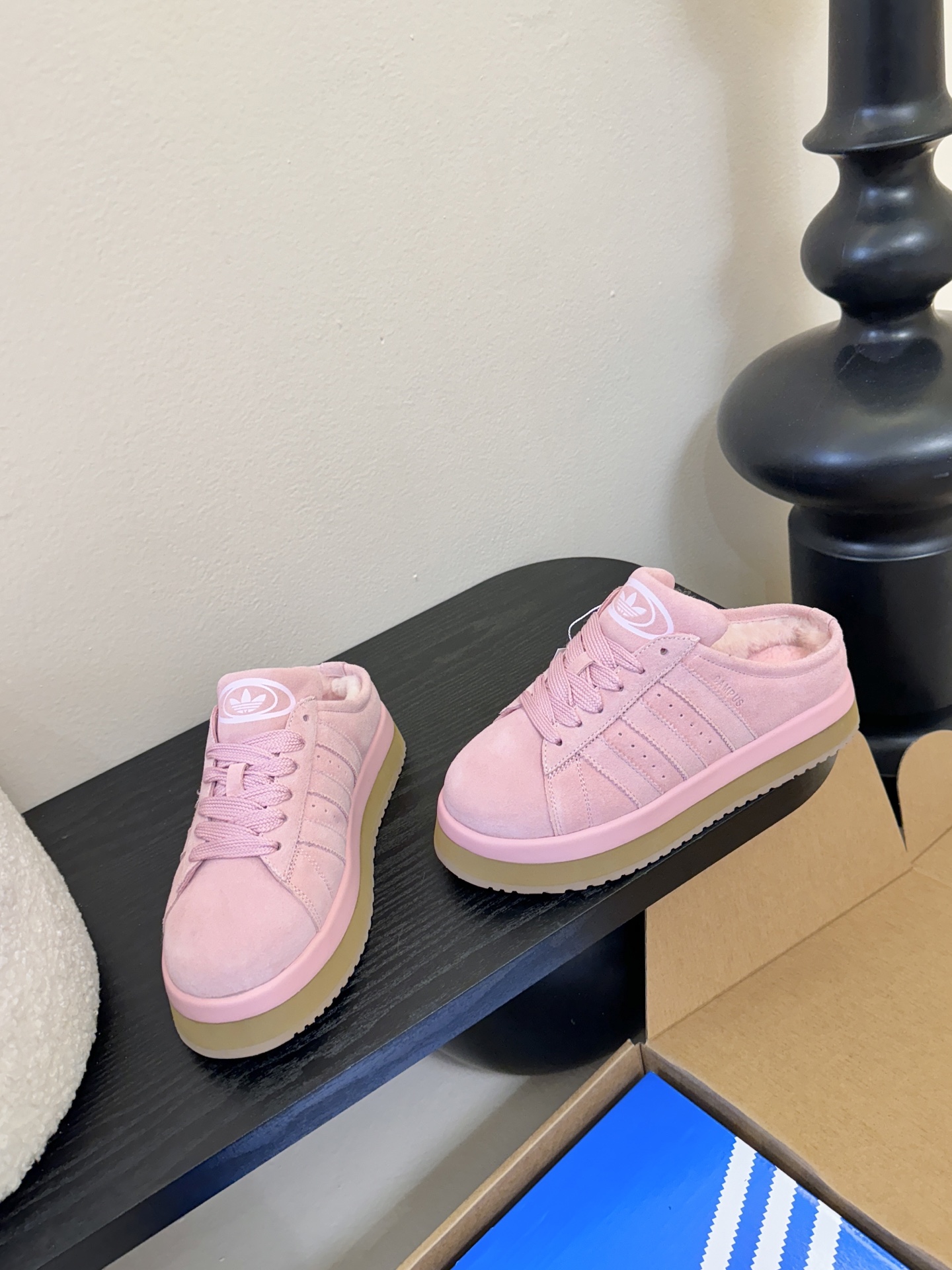 Adida*s 25ss 三叶草面包后底毛绒绒拖鞋鞋面采用麂皮材质，质感细腻且耐磨；鞋内填充毛绒材质，保