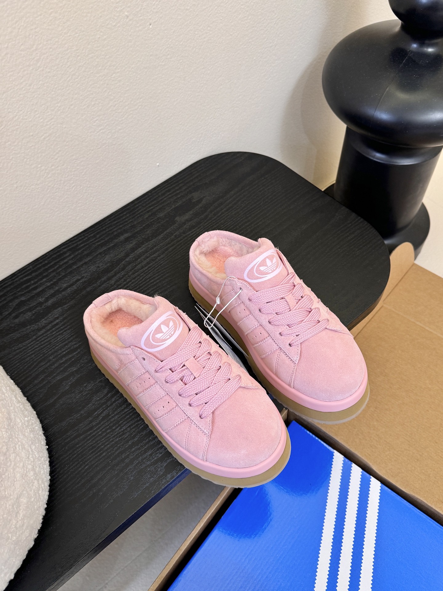 NO:592764,Adida*s 25ss Clover Bread Sole Plush Slippers. The upper is made of suede material, which has a fine texture and is wear-resistant. The inside of the shoe is filled with plush material, which has good warmth retention and is suitable for winter wear. It is available in white, pink, brown, black and other colors to meet the needs of different styles, whether it is sweet style, retro style or simple style.  It is a high-top style, which can provide better wrapping and protection for the ankle; the bow design on the laces adds sweetness and fashion; the sole is thick-soled, which not only enhances the layering of the overall shape, but also has a certain heightening effect. Fabric: cow suede, lining, wool, outsole, rubber combination outsole, 3.5cm heel19860909Adida*s 25ss 三叶草面包后底毛绒绒拖鞋 鞋面采用麂皮材质,质感细腻且耐磨；鞋内填充毛绒材质,保暖性佳,适合冬季穿.有白色、粉色、棕色、黑色等多种颜色可选,满足不同风格的穿搭需求,无论是甜美风、复古风还是简约风都能适配. 属于高帮款式,能为脚踝提供较好的包裹与保护；鞋带处采用蝴蝶结设计,增添了甜美与时尚感；鞋底为厚底设计,不仅提升了整体造型的层次感,还具有一定的增高效果. 面料牛反绒 内里羊毛 大底橡胶组合大底 跟高3.5cm Size35-40码（40码订做不退换）,半拖雪地靴,adidas,boots,slippers,chamois leather,Women's Shoes