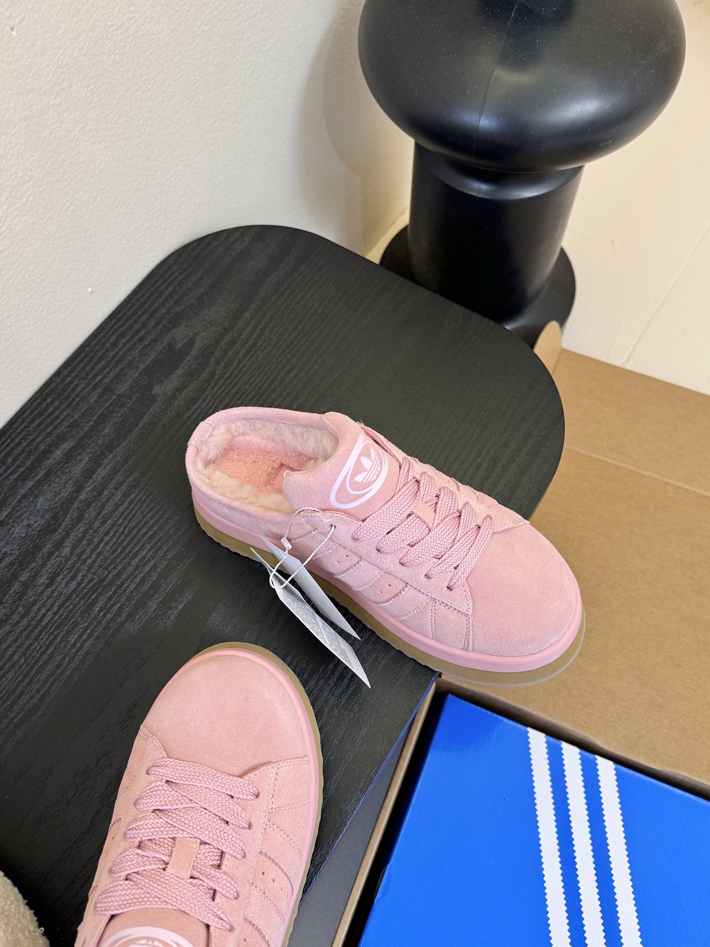 Adida*s 25ss 三叶草面包后底毛绒绒拖鞋鞋面采用麂皮材质，质感细腻且耐磨；鞋内填充毛绒材质，保