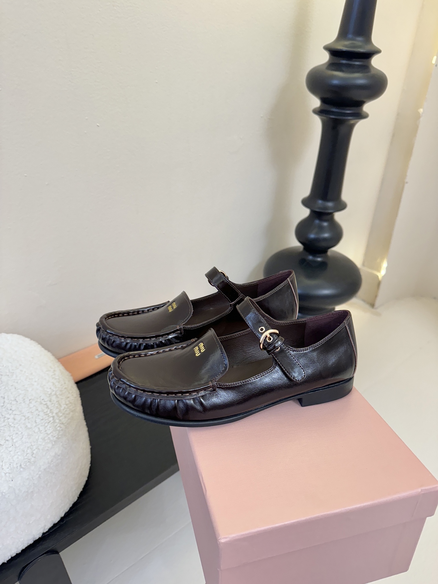 MiuMiu缪缪2025秋冬最新走秀款 乐福鞋超多明星网红种草 秀款出镜率超高的单品 这几年老钱风穿搭超