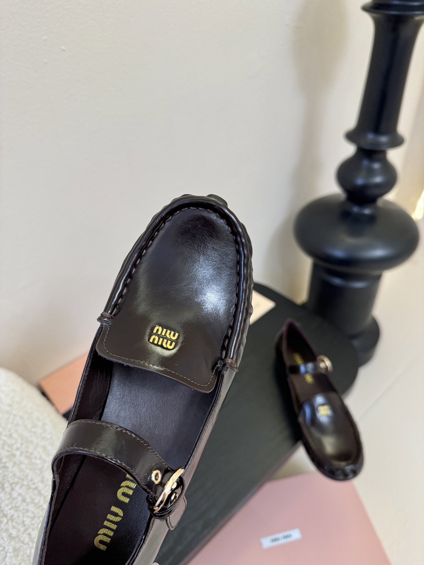 MiuMiu缪缪2025秋冬最新走秀款 乐福鞋超多明星网红种草 秀款出镜率超高的单品 这几年老钱风穿搭超