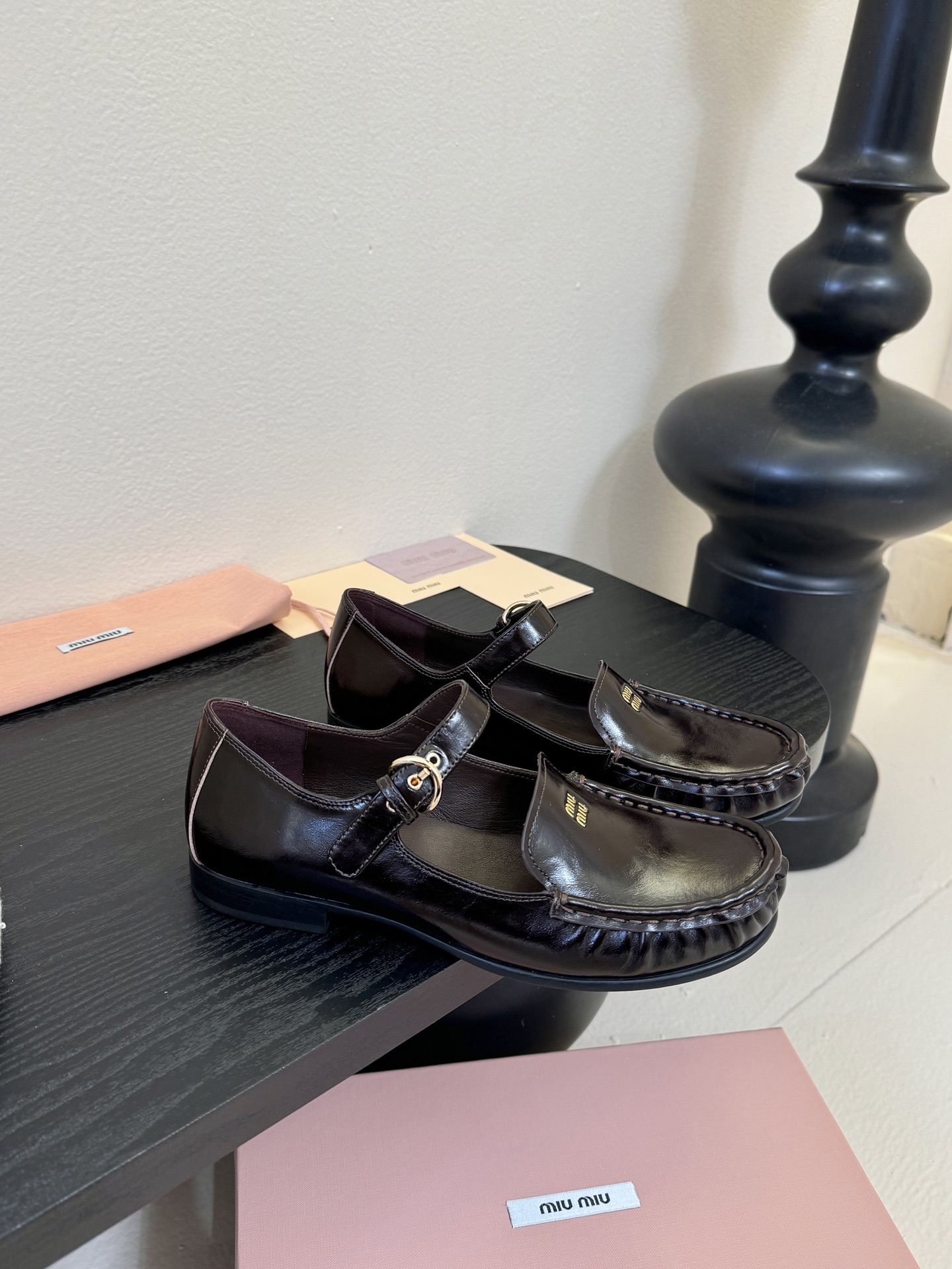 MiuMiu缪缪2025秋冬最新走秀款 乐福鞋超多明星网红种草 秀款出镜率超高的单品 这几年老钱风穿搭超