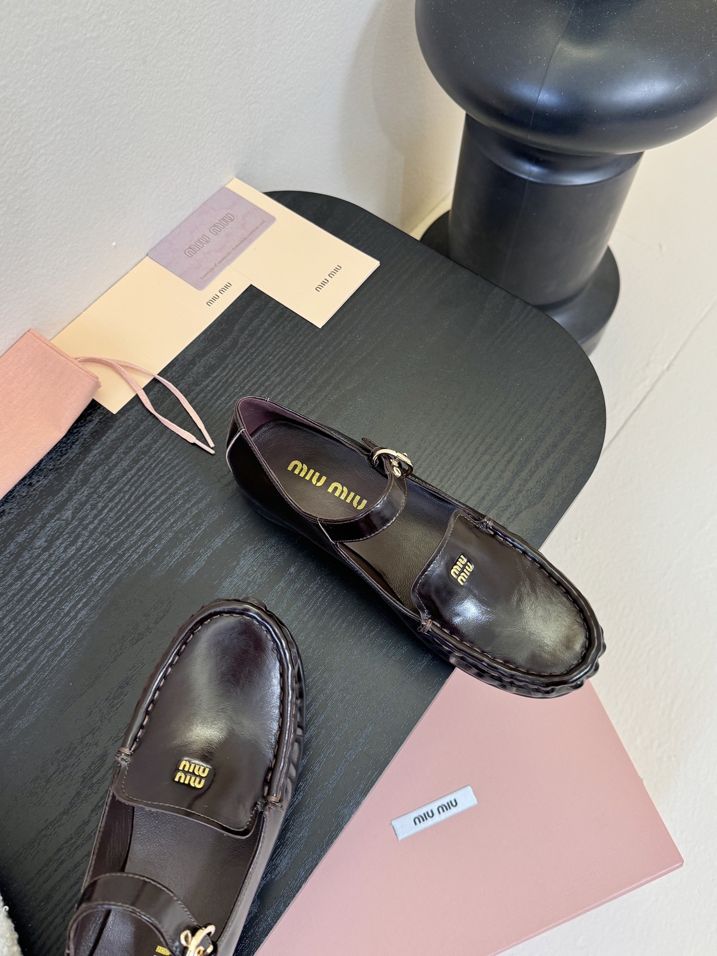 MiuMiu缪缪2025秋冬最新走秀款 乐福鞋超多明星网红种草 秀款出镜率超高的单品 这几年老钱风穿搭超