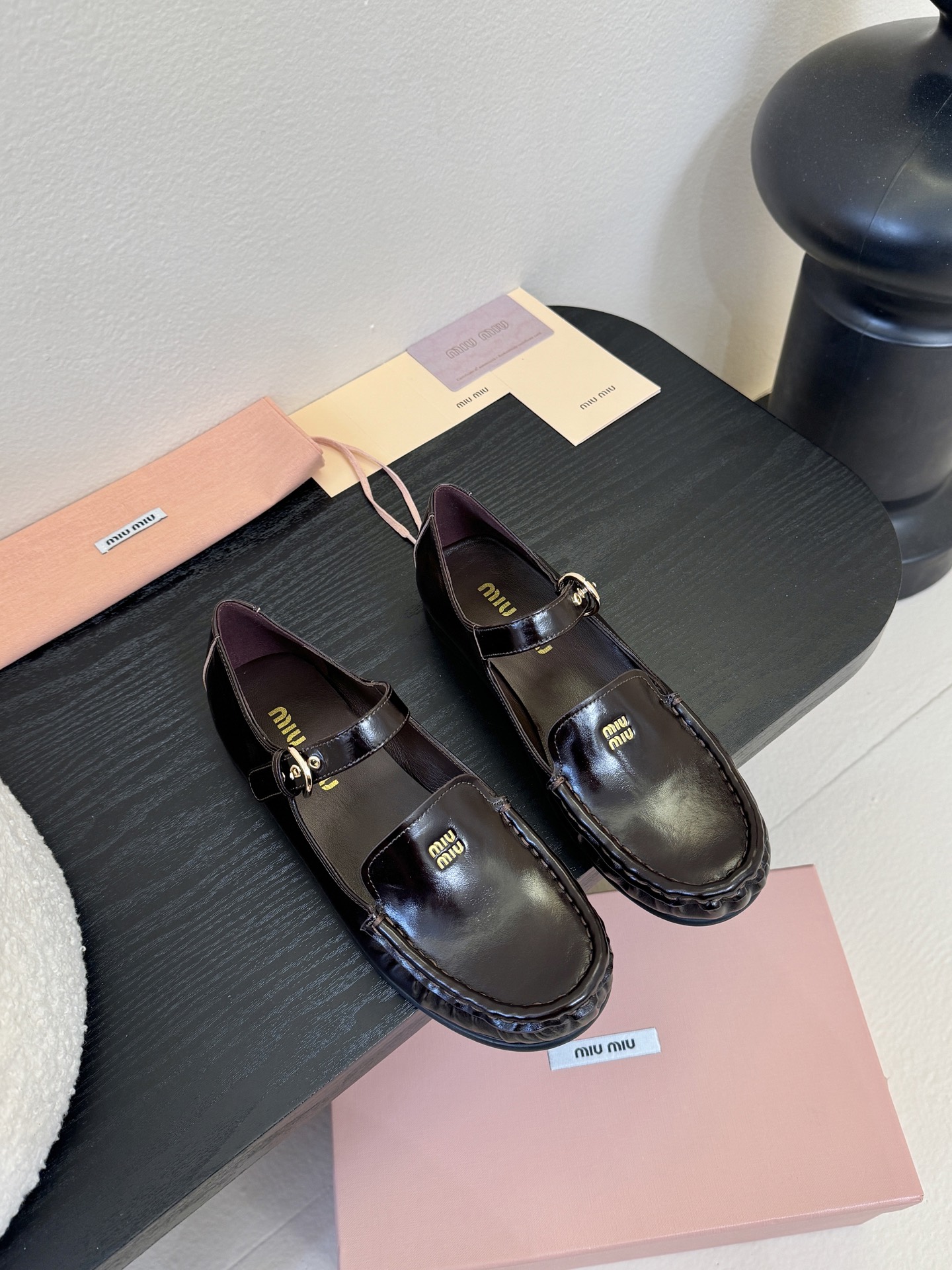 MiuMiu缪缪2025秋冬最新走秀款 乐福鞋超多明星网红种草 秀款出镜率超高的单品 这几年老钱风穿搭超