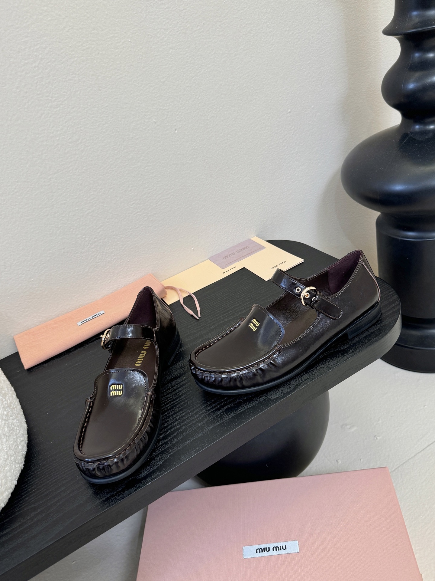 MiuMiu缪缪2025秋冬最新走秀款 乐福鞋超多明星网红种草 秀款出镜率超高的单品 这几年老钱风穿搭超