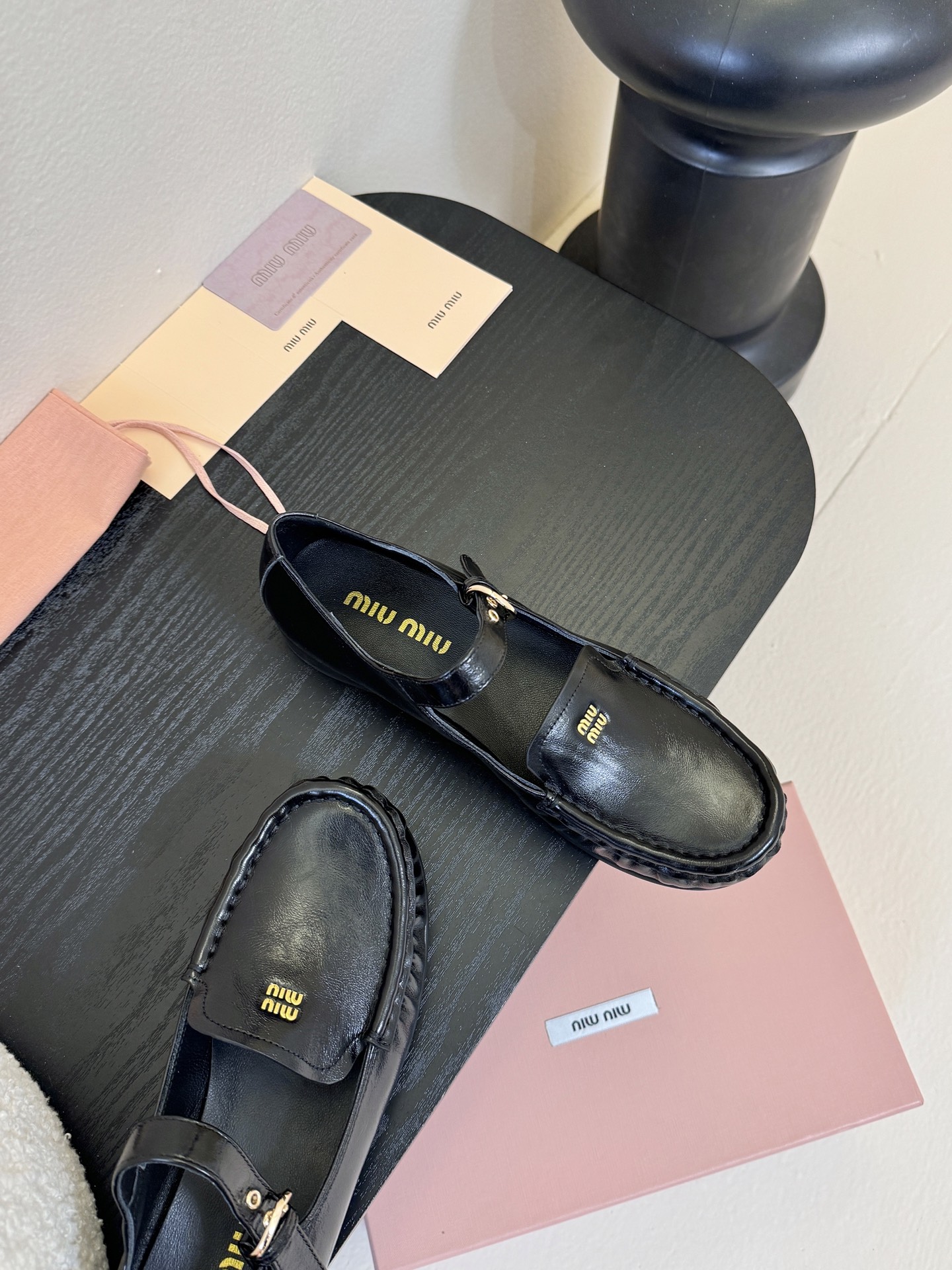 MiuMiu缪缪2025秋冬最新走秀款 乐福鞋超多明星网红种草 秀款出镜率超高的单品 这几年老钱风穿搭超