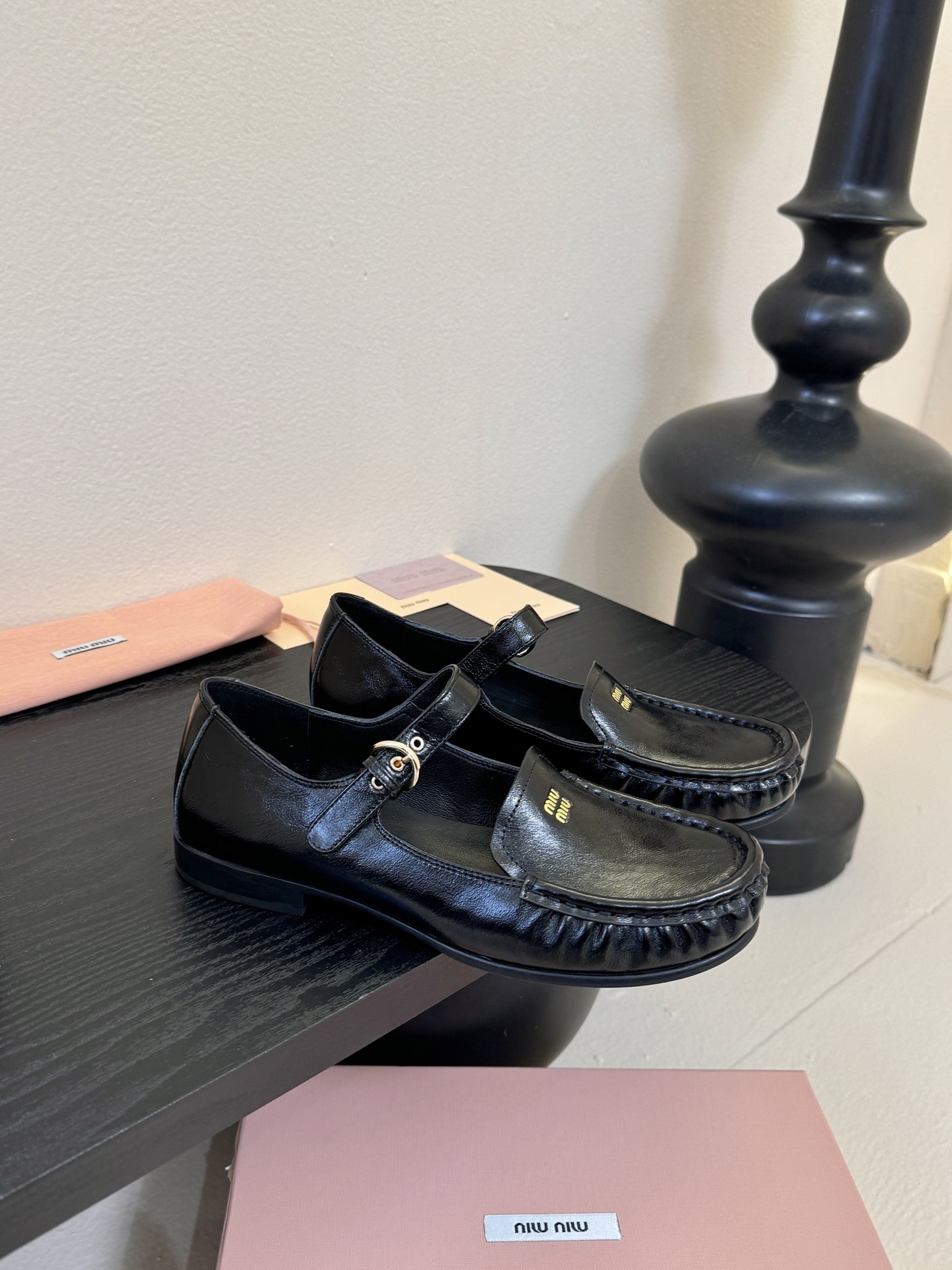 MiuMiu缪缪2025秋冬最新走秀款 乐福鞋超多明星网红种草 秀款出镜率超高的单品 这几年老钱风穿搭超