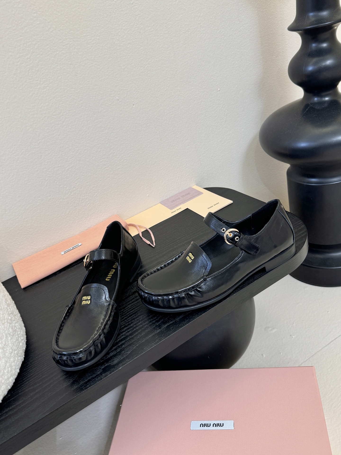 MiuMiu缪缪2025秋冬最新走秀款 乐福鞋超多明星网红种草 秀款出镜率超高的单品 这几年老钱风穿搭超